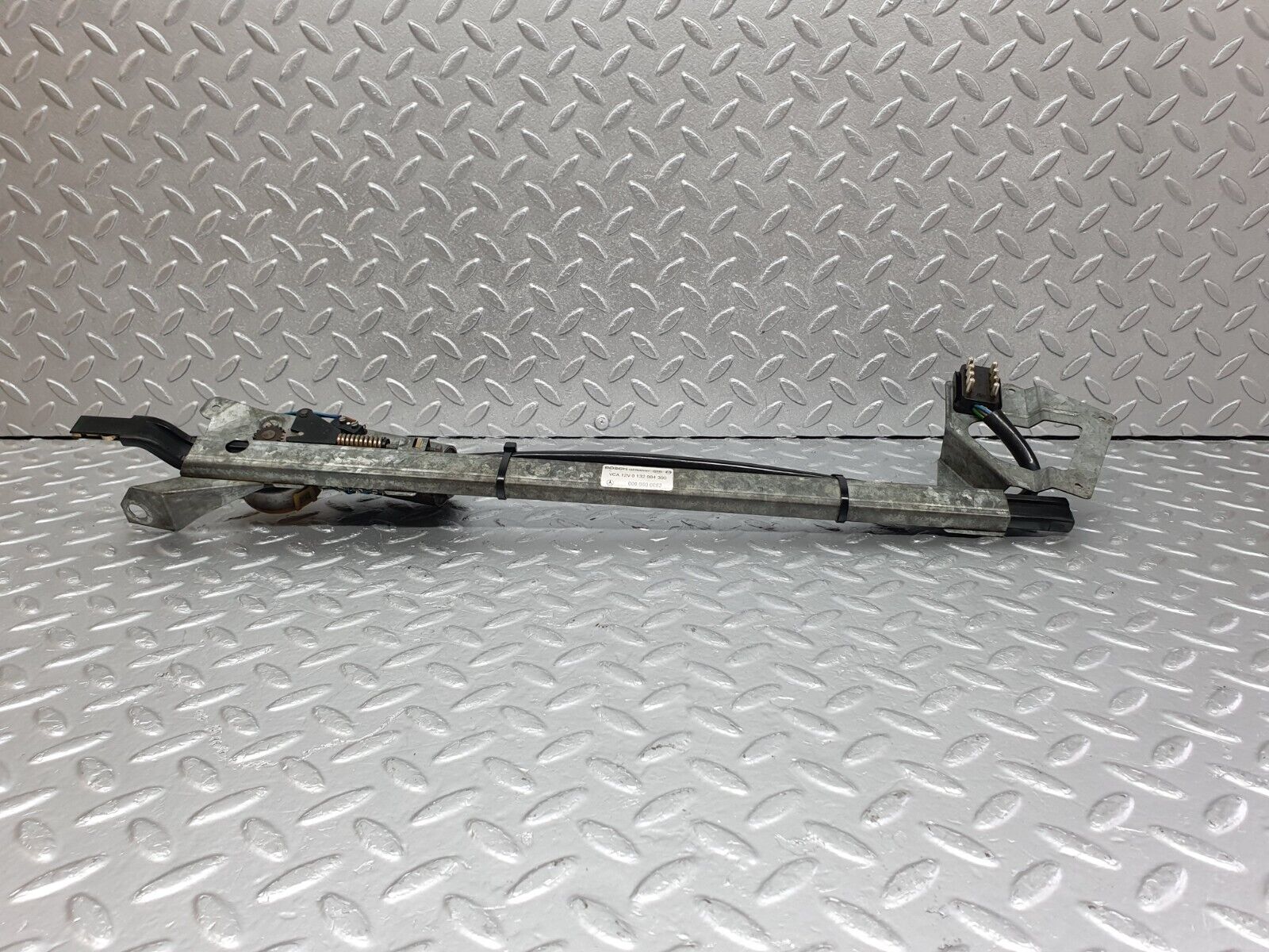 43749 Mercedes-Benz C126 380SEC Coupe Seat Belt Presenter Left 0008600082 0132004300 0008201915