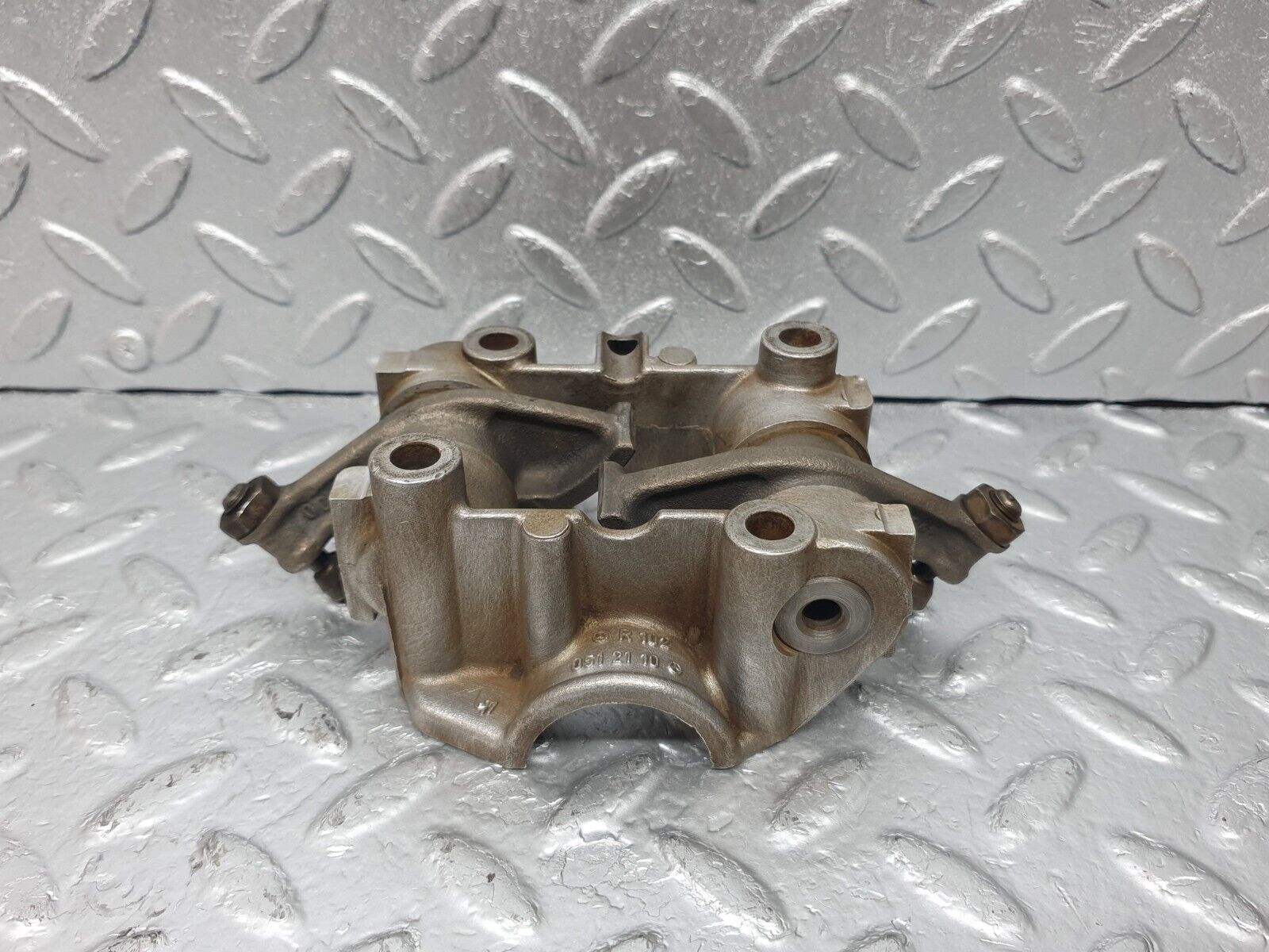 44011 Mercedes-Benz C123 230CE Rocker Arms Camshaft Bearing Block 1020512110