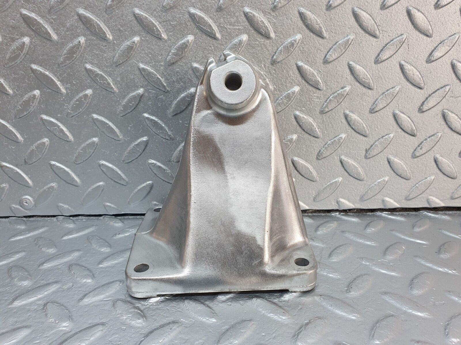 41888 Mercedes-Benz W202 C200 Engine Mount Bracket Right Side 6042230004