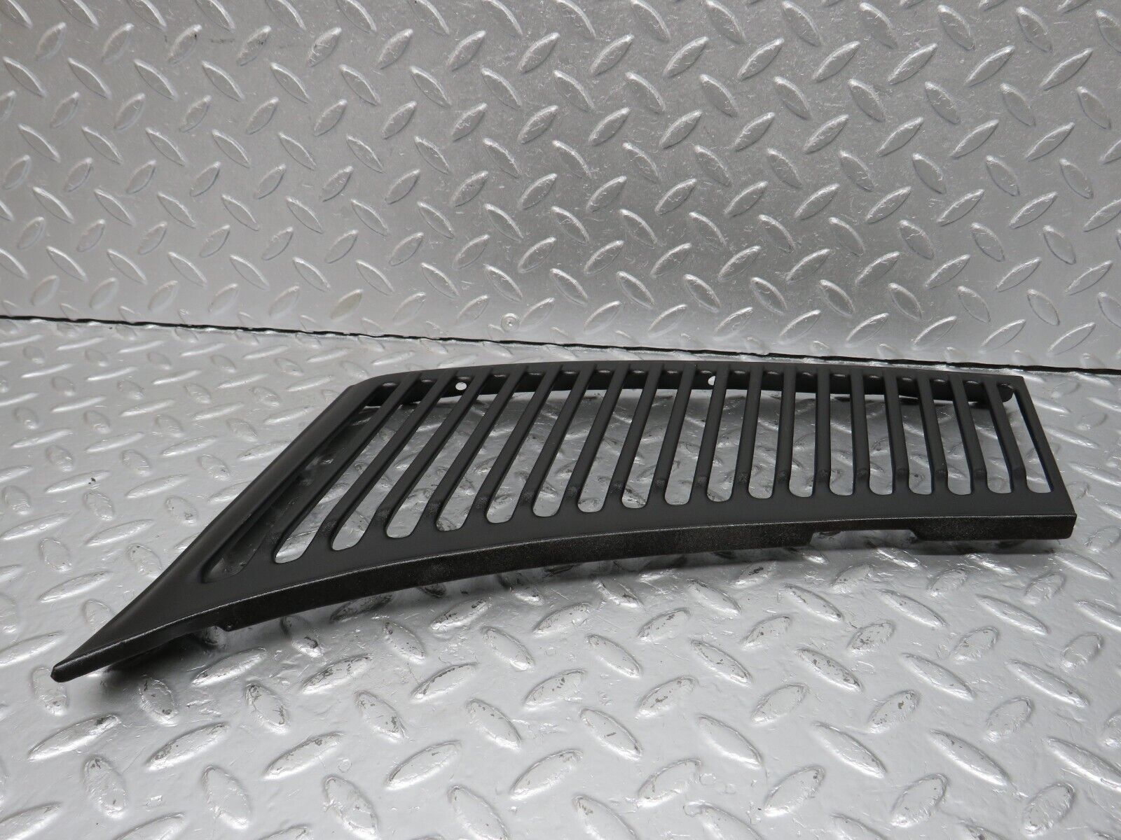 40081 Mercedes-Benz R107 350SL Air Intake Grill Left Side