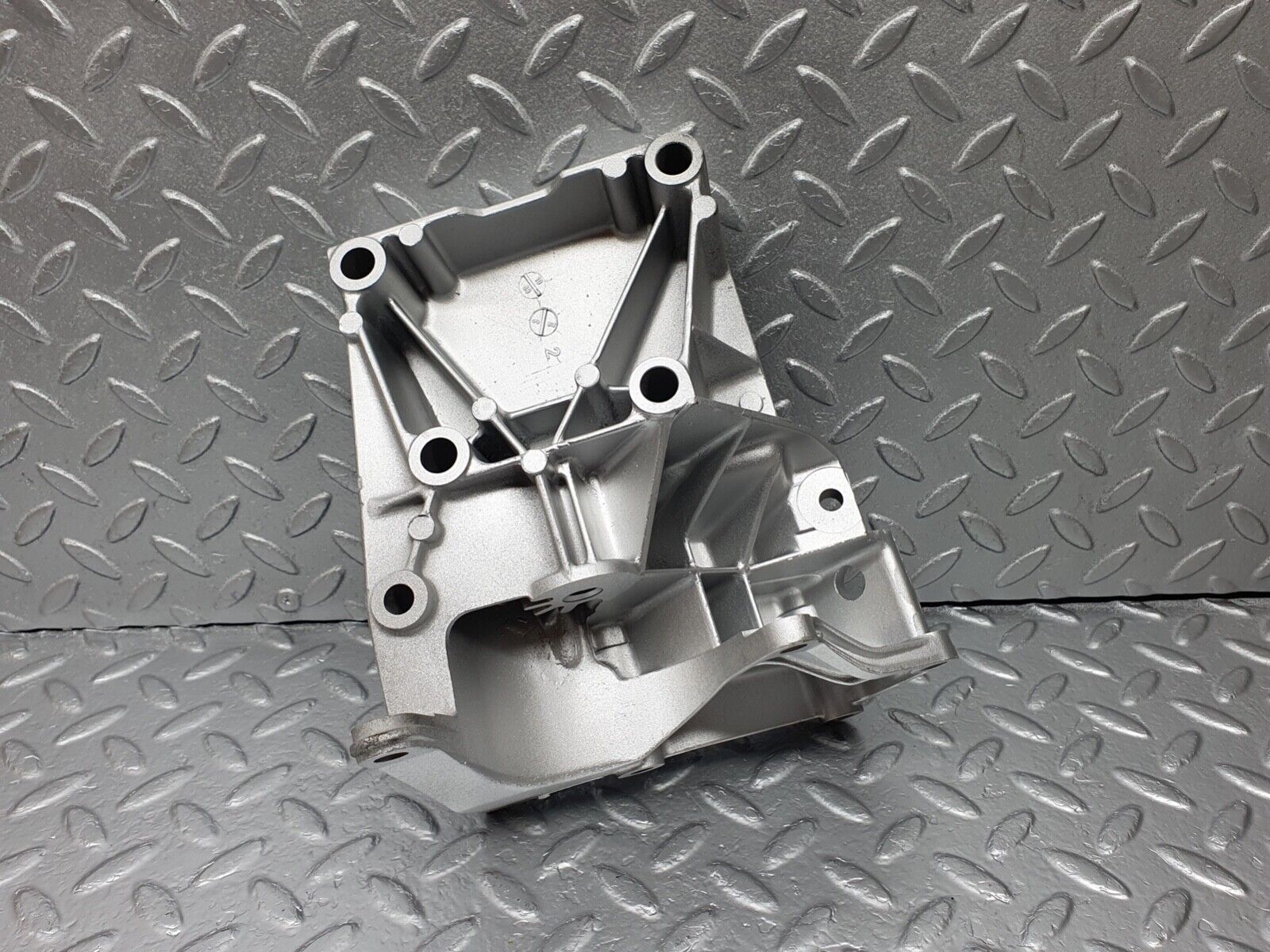 42985 Mercedes-Benz W201 190 Power Steering Pump Bracket 1022361030