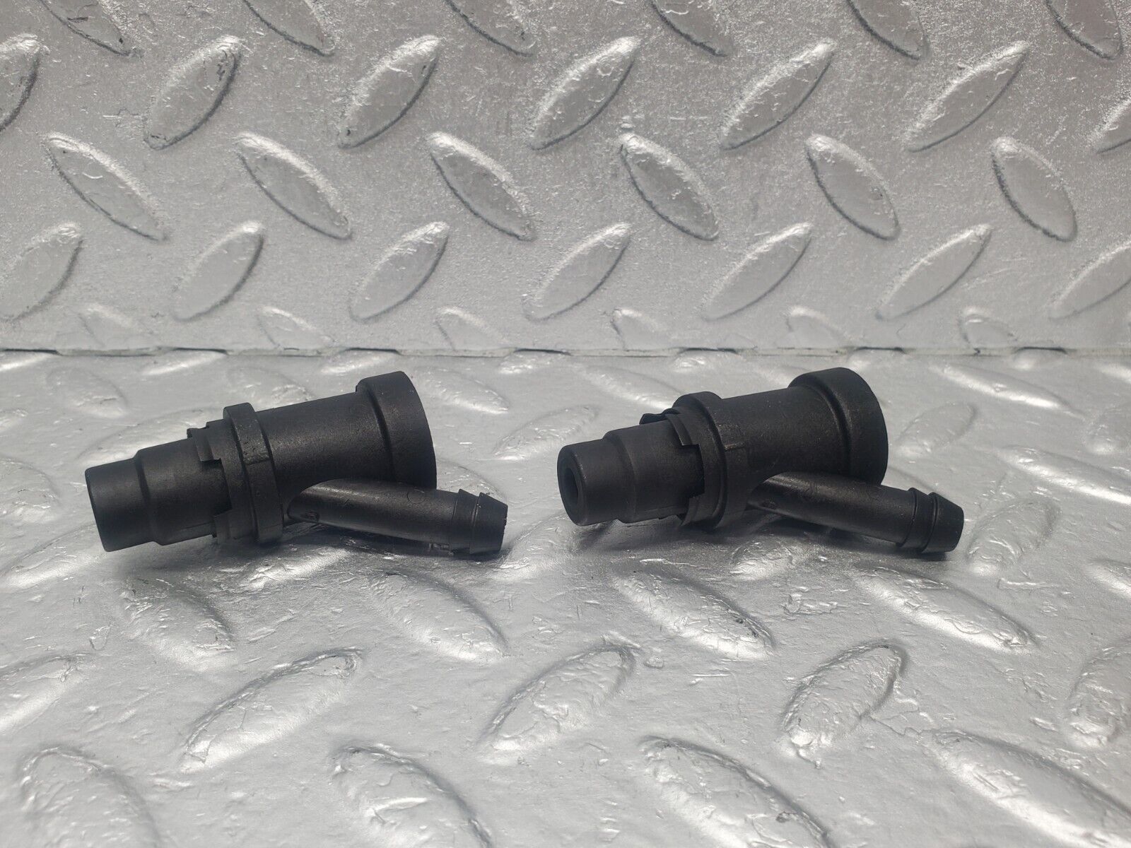 46038 Mercedes-Benz W126 420SE Fuel Injector Holder 2X