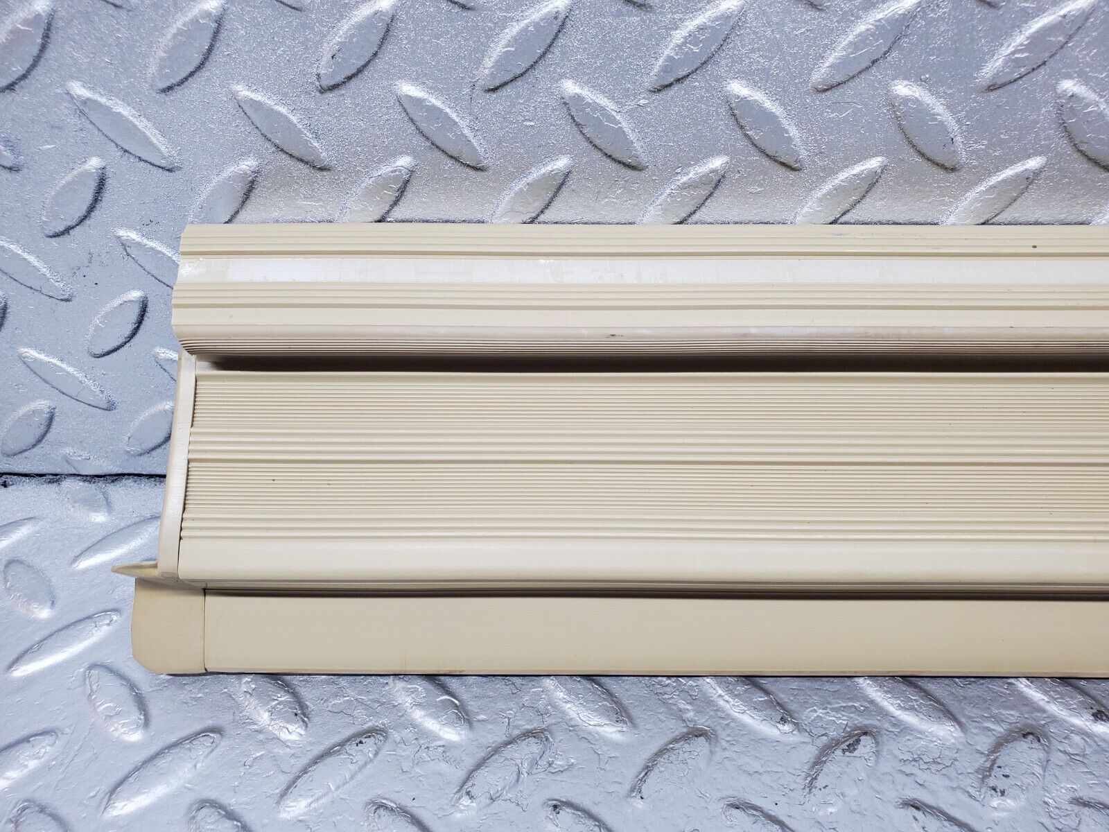 45618 Mercedes-Benz W126 420SE Rear Left Door Sill Trim Beige