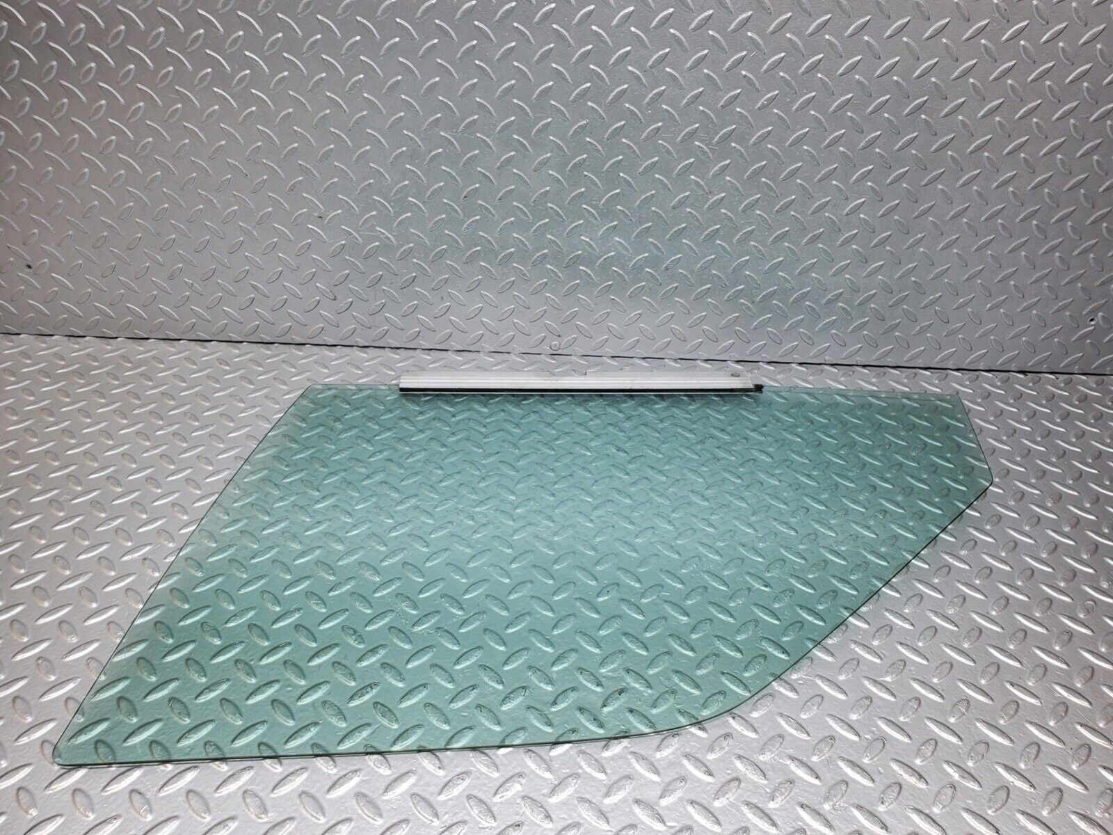 44620 Mercedes-Benz W124 220E Front Left Door Window Glass