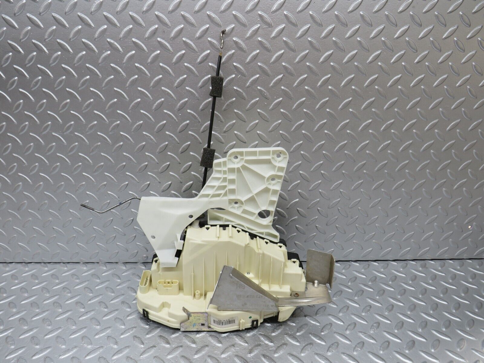 35235 Mercedes-Benz W221 Front Right Door Lock Mechanism 2217202835