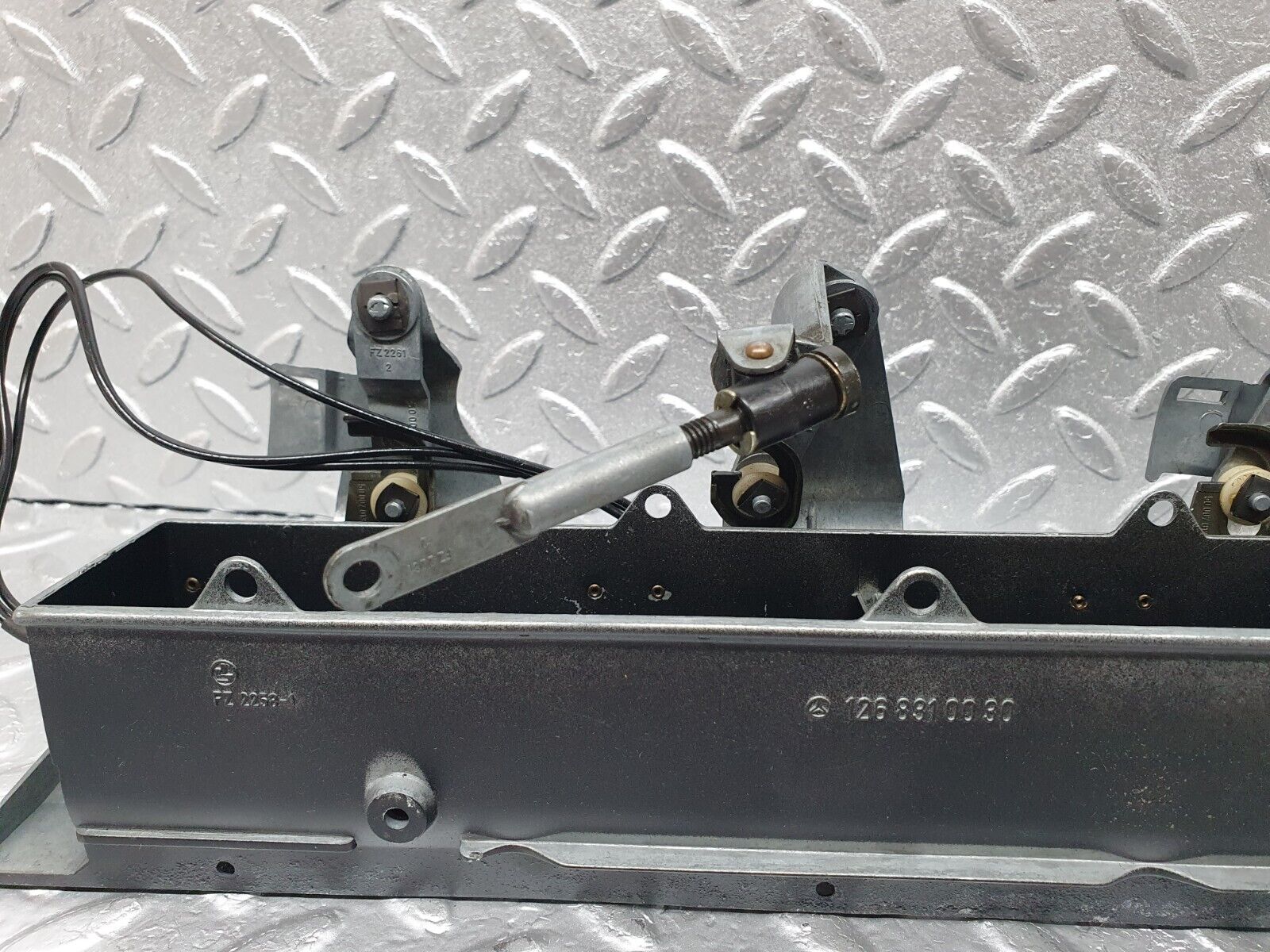 43697 Mercedes-Benz C126 380SEC Coupe Dashboard Centre Air Vent 1268310030 1268300054 1268310130