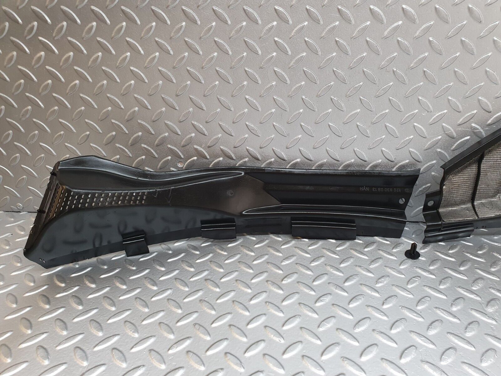 43743 Mercedes-Benz C126 380SEC Coupe Water Drain 1268300713 1268300813