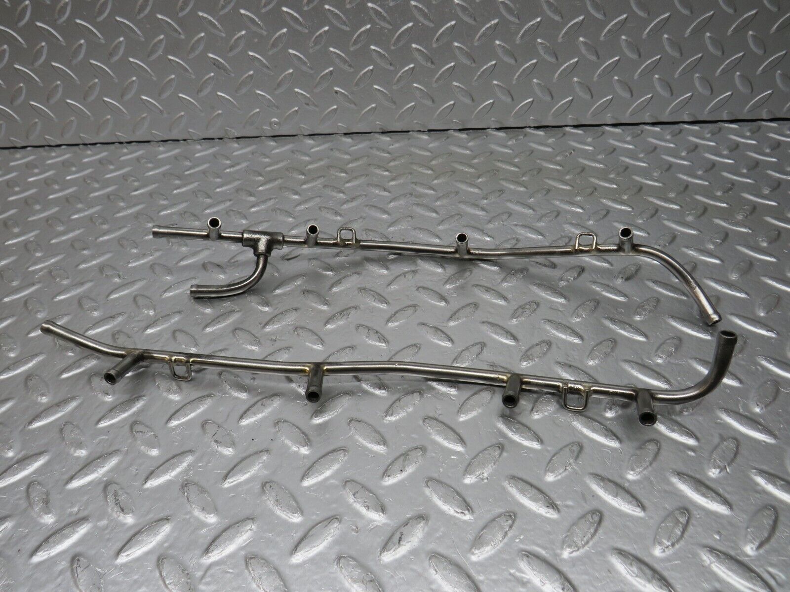 32990 Mercedes-Benz C107 R107 350 V8 Fuel Injection Pipe