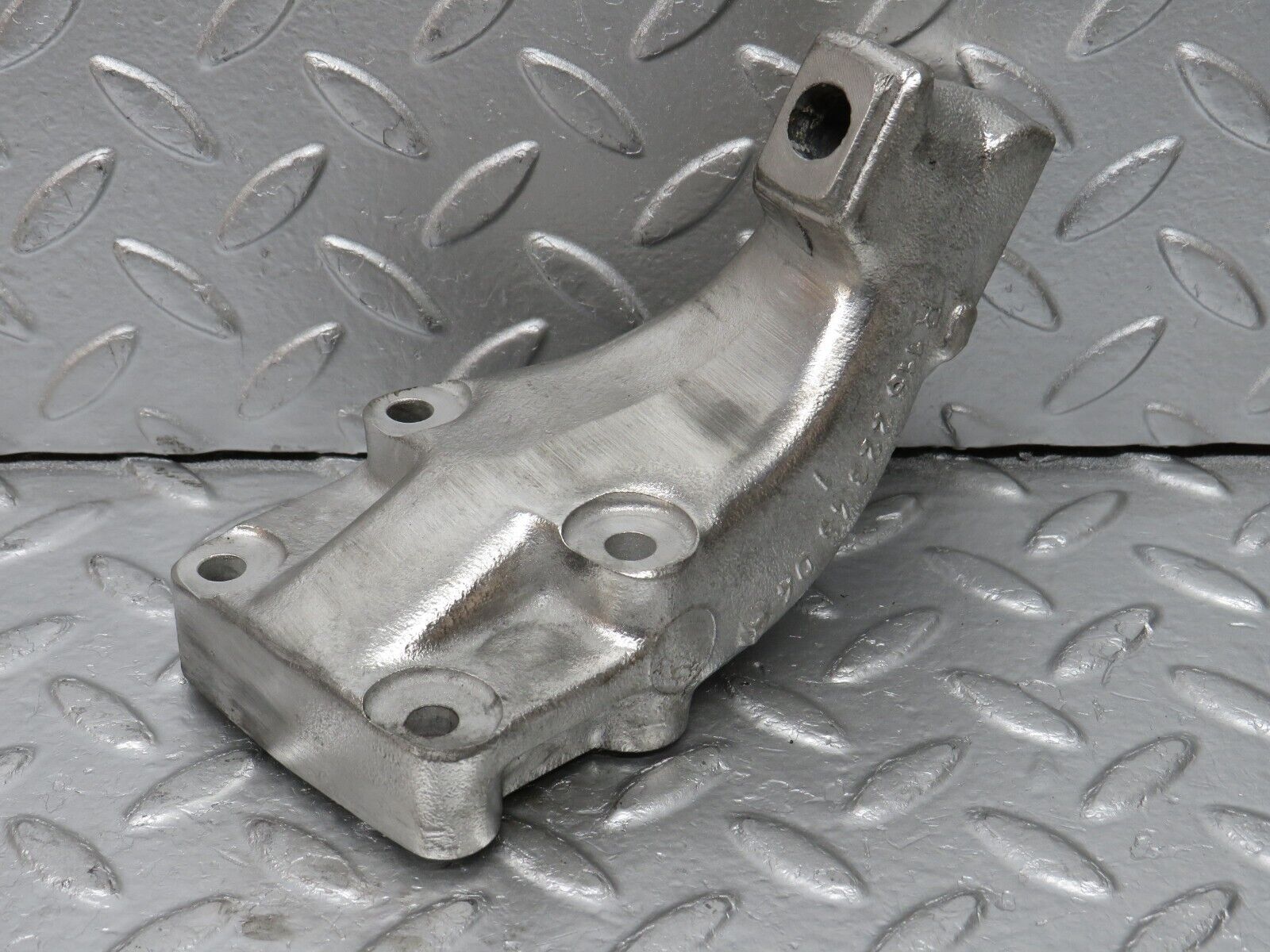 32950 Mercedes-Benz C107 R107 450 V8 Engine Mount Bracket Right 1162234504