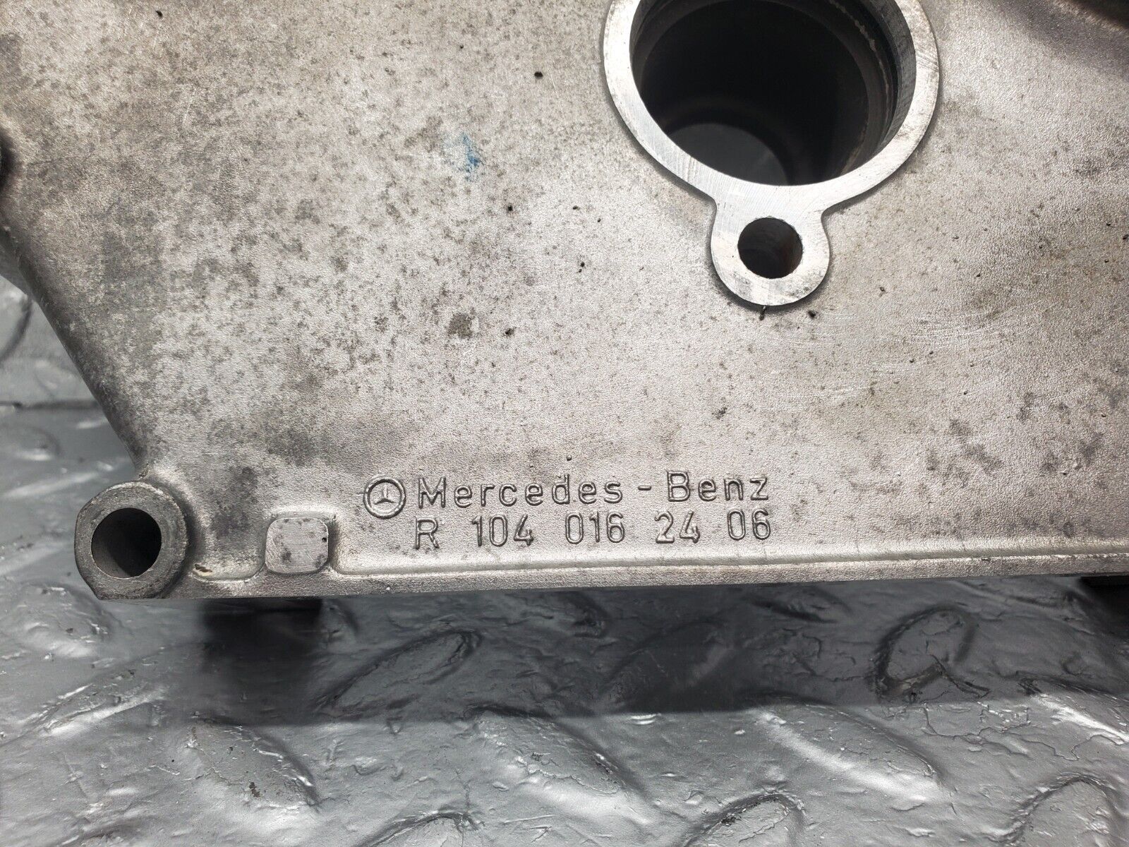 46155 Mercedes-Benz W124 280E Timing Chain Cover 1040162406