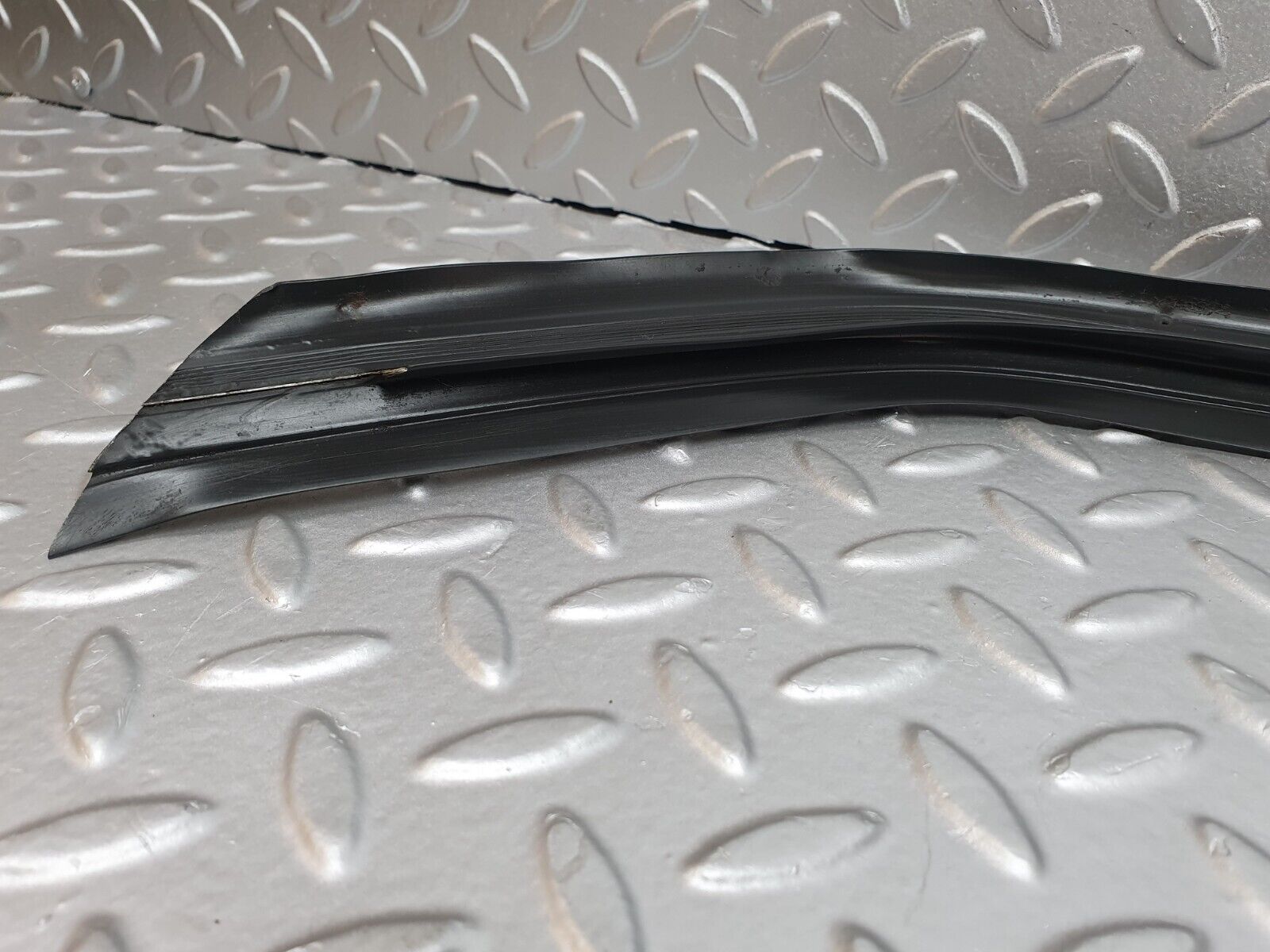 41714 Mercedes-Benz W124 200E Rear Windscreen Lower Rubber Seal