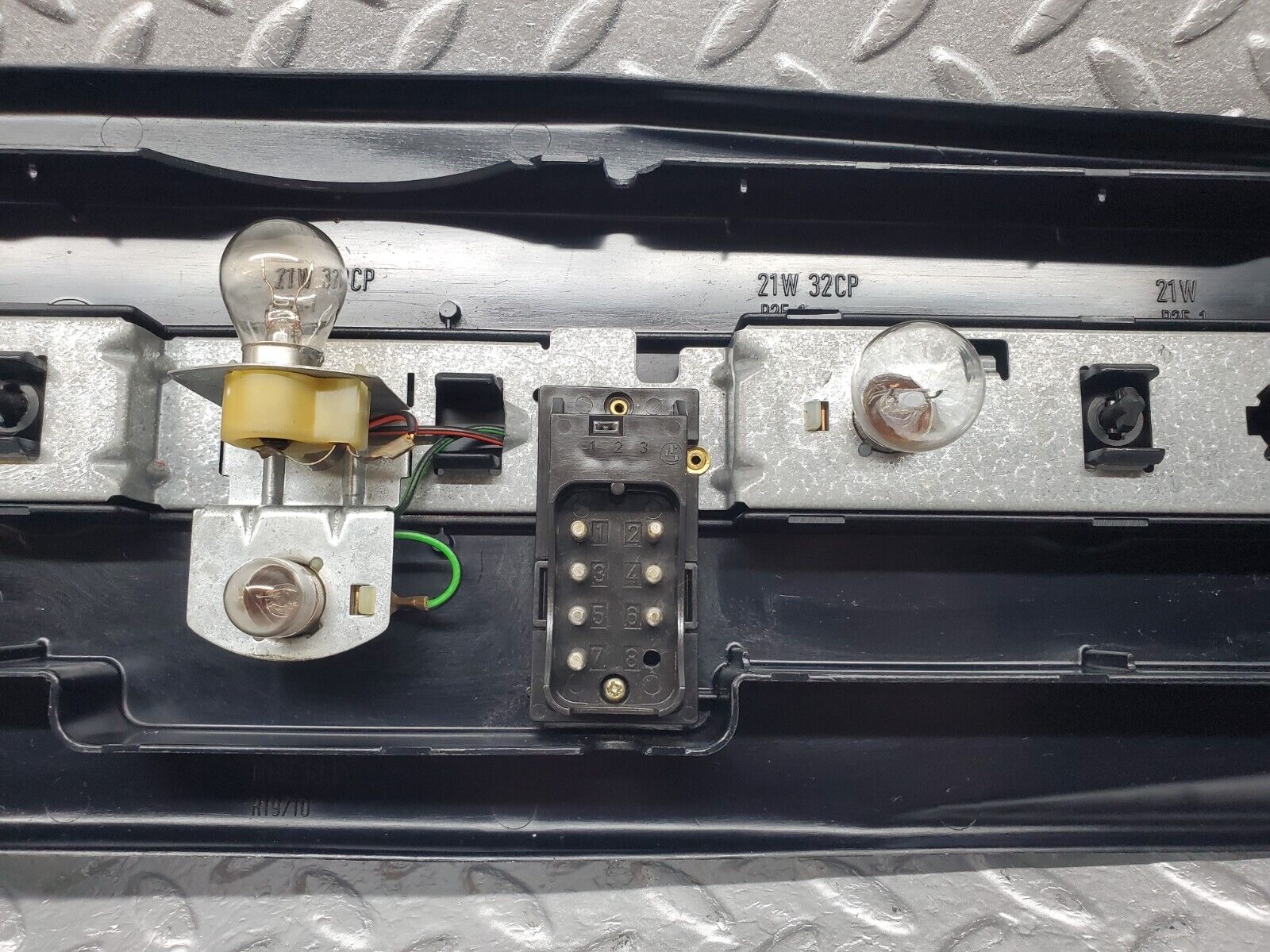 45828 Mercedes-Benz W126 420SE Tail Light & Bulb Holder Left Side 22072