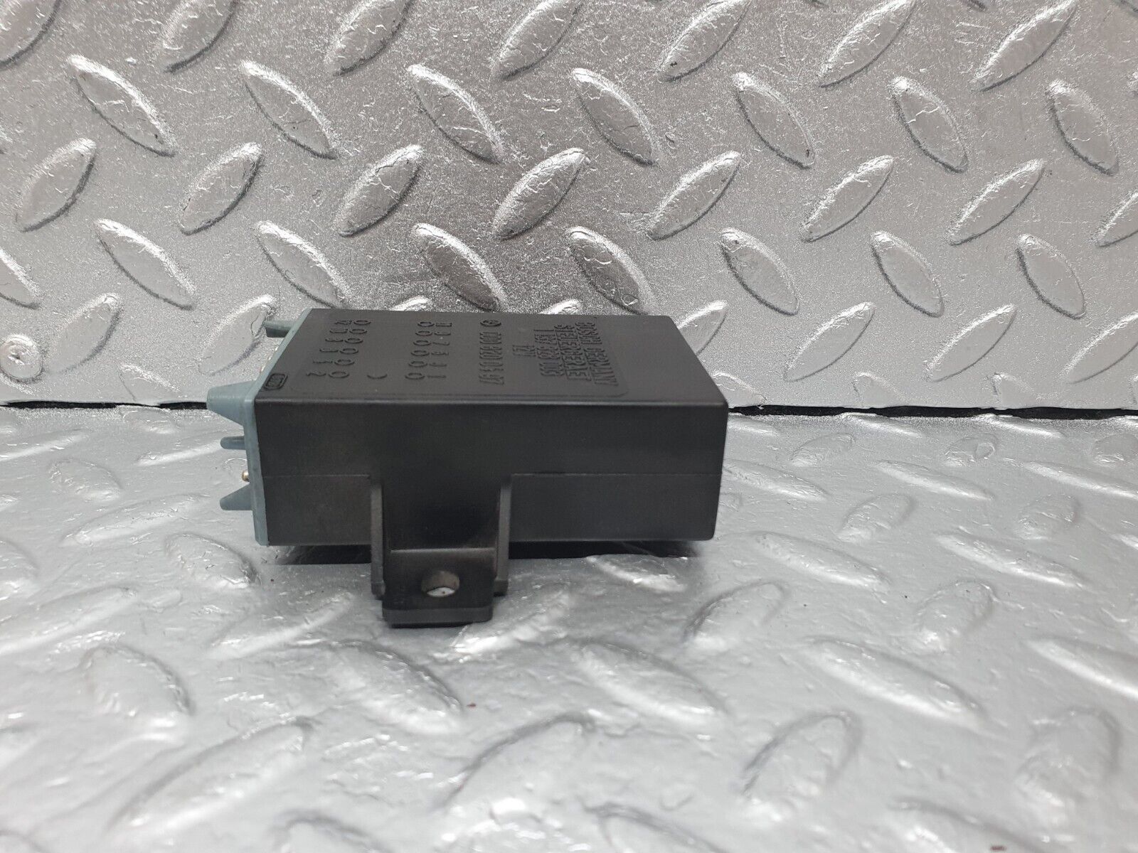 43522 Mercedes-Benz C126 380SEC Coupe Seat Belt Presenter Relay 0008200497