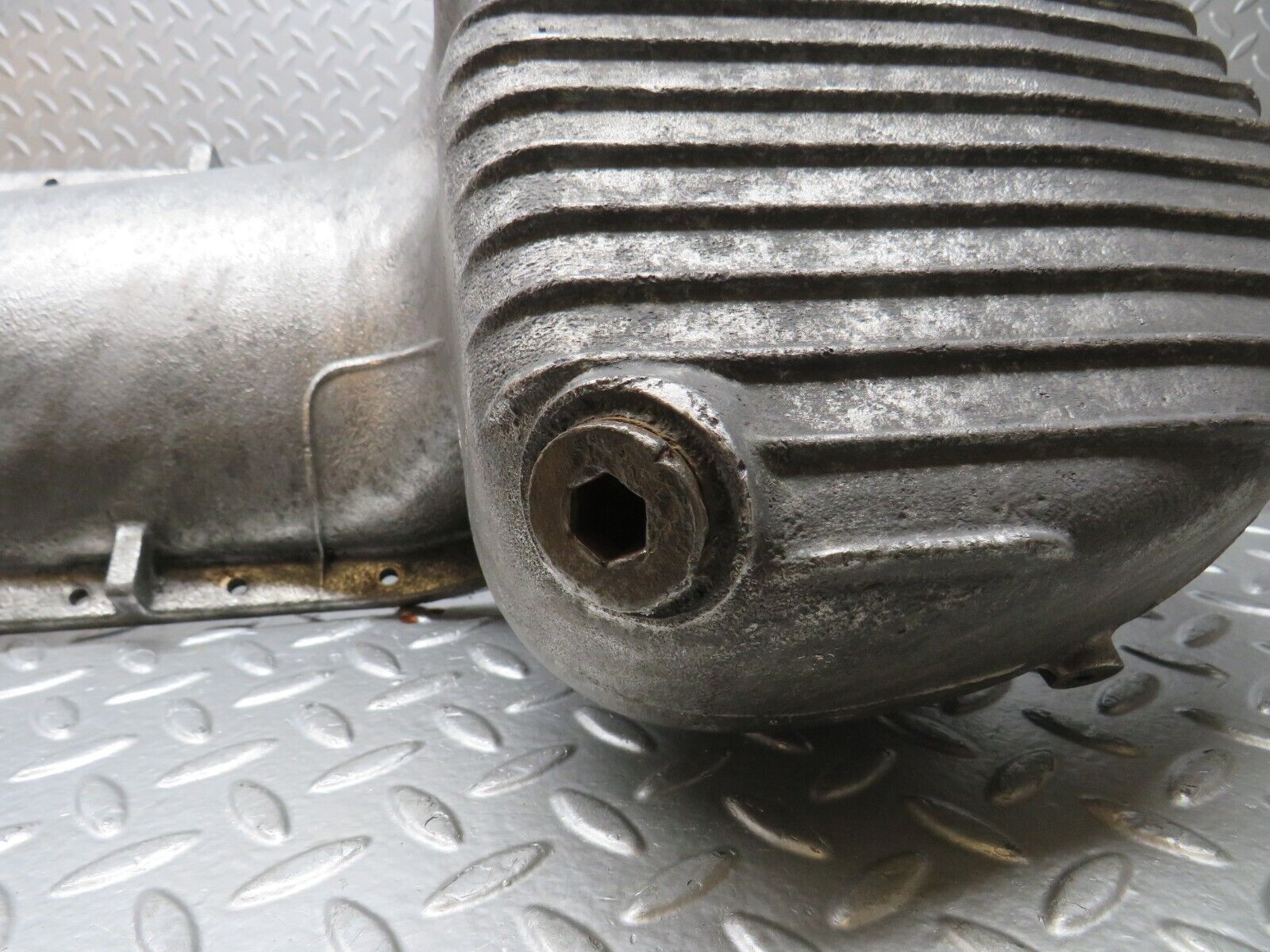 33097 Mercedes-Benz C107 R107 350 V8 Oil Pan Oil Sump 1160102913 1160140166