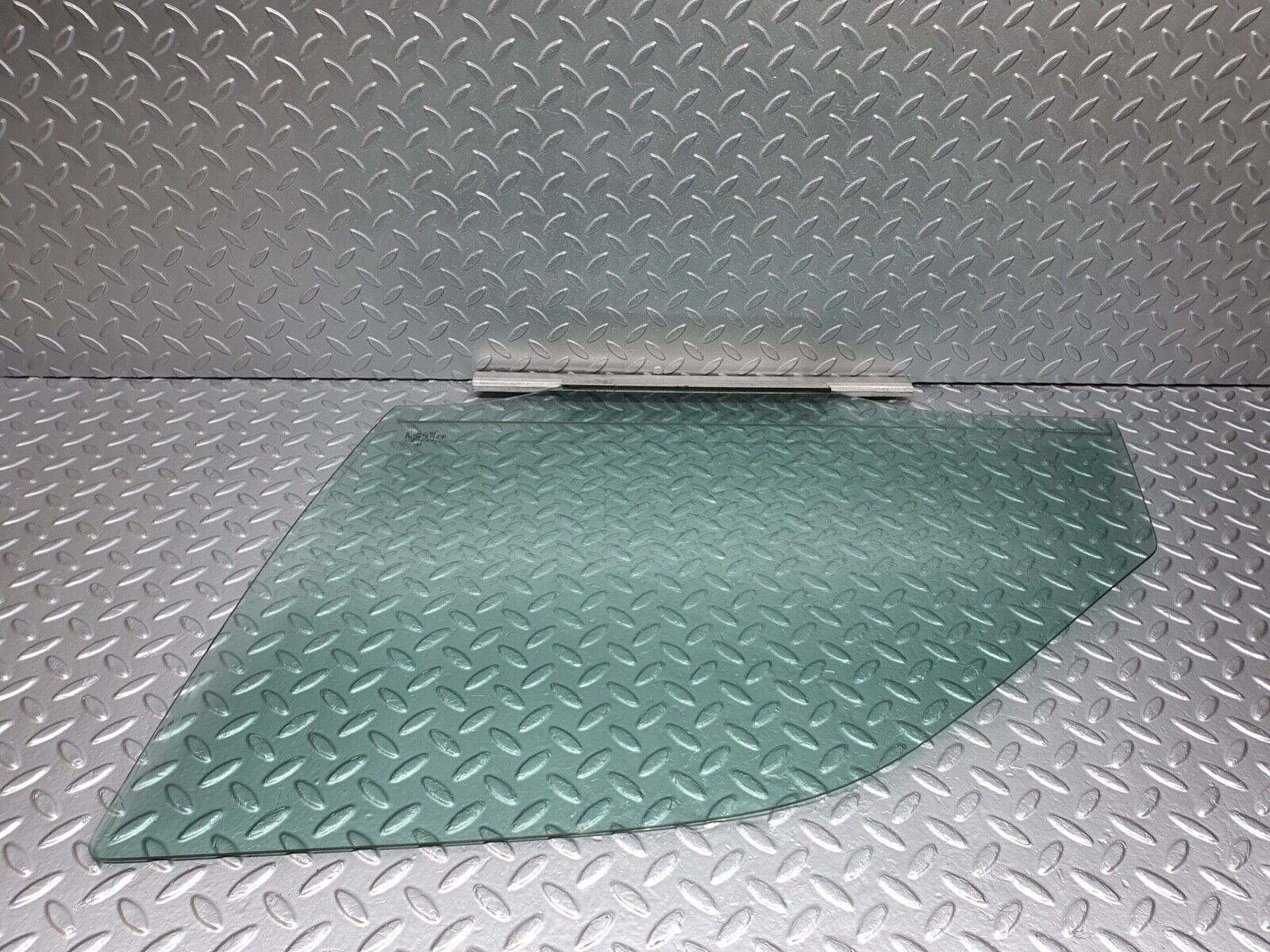 41994 Mercedes-Benz W202 C200 Front Left Door Window Glass