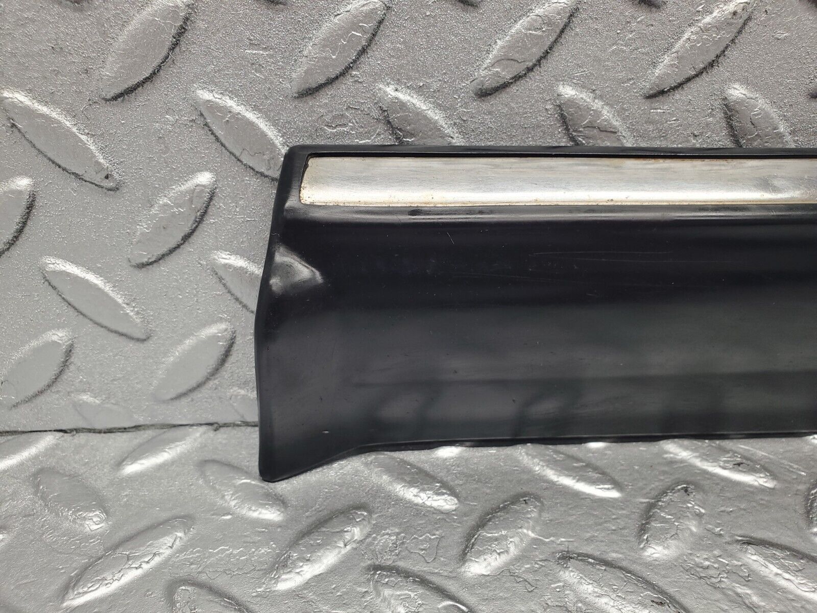 46422 Mercedes-Benz C123 280CE Coupe Front Right Fender Wing Lower Moulding Trim