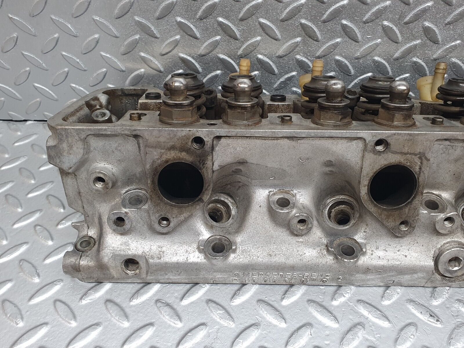 43840 Mercedes-Benz C126 380SEC Coupe Cylinder Head Right Side 1160163401