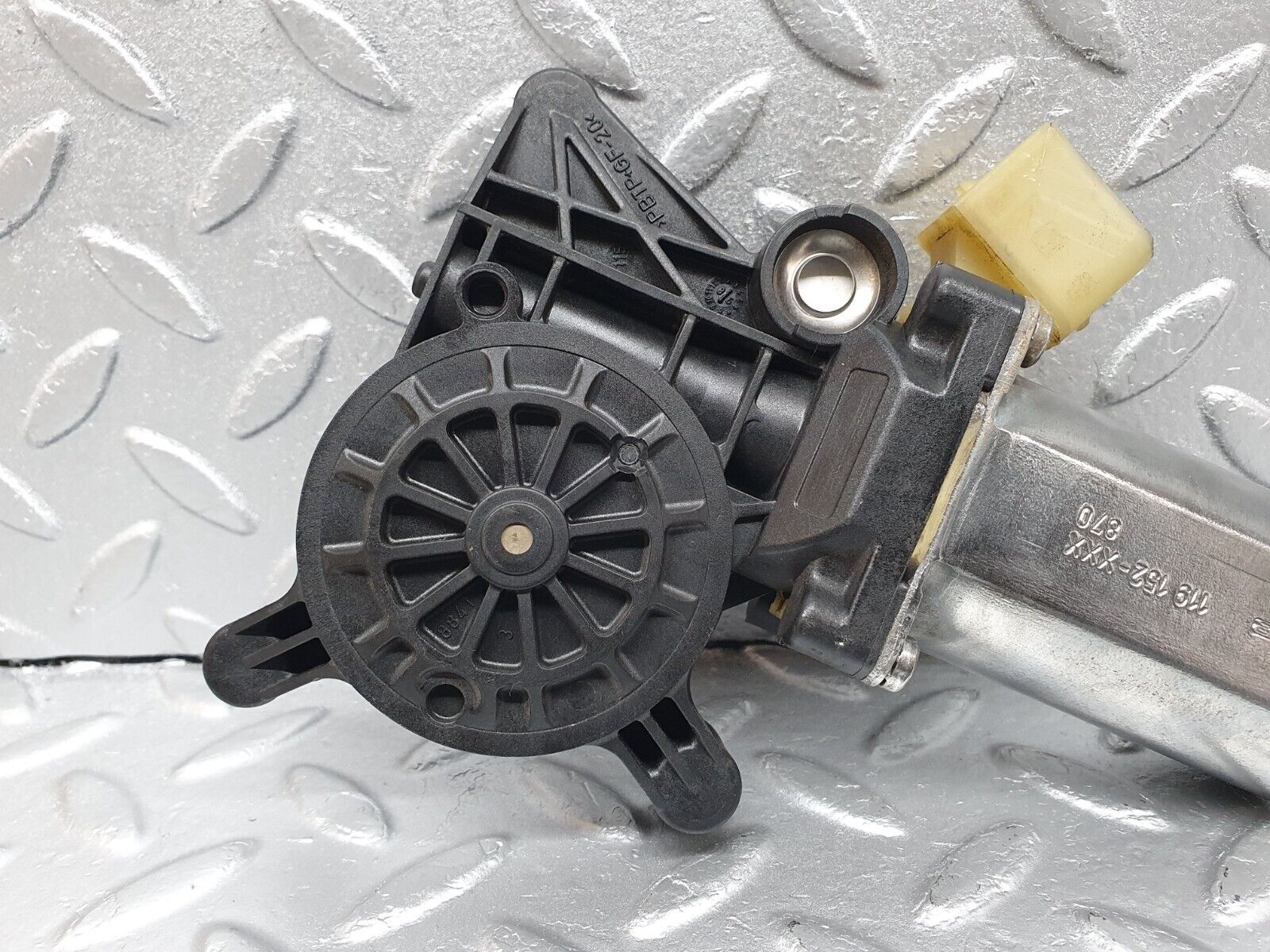 41911 Mercedes-Benz W202 C200 Window Regulator Motor Front Left Bosch 0130821703