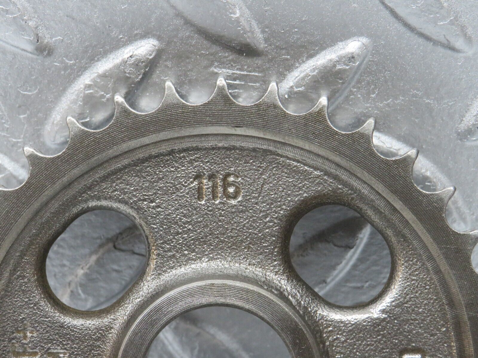 32949 Mercedes-Benz C107 R107 450 V8 Camshaft Timing Gear 1160520601