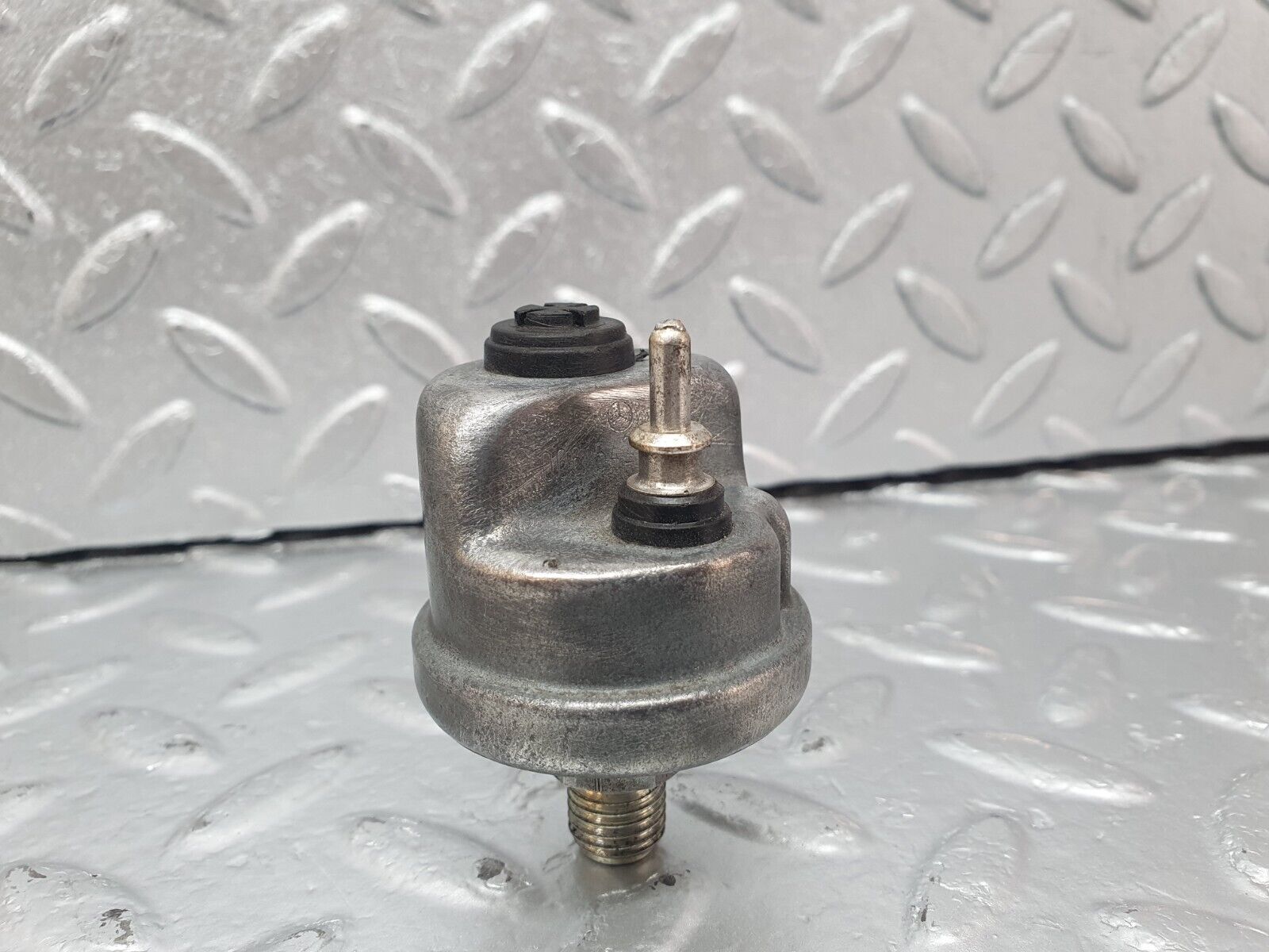 42907 Mercedes-Benz W201 190 2.0L Oil Pressure Sensor 0065429417