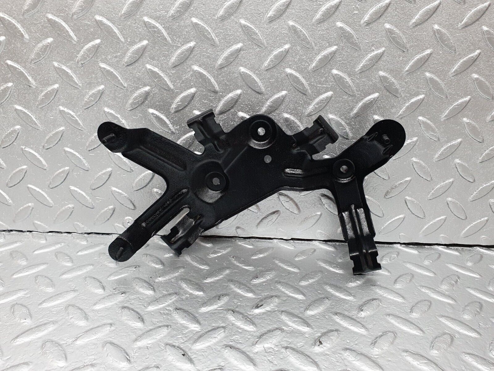 42121 Mercedes-Benz W202 C200 Fuel Pump Bracket