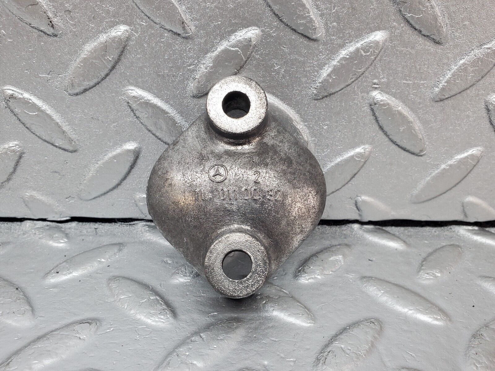 44537 Mercedes-Benz W123 280E Engine Fuel Pump Cover 1140110032