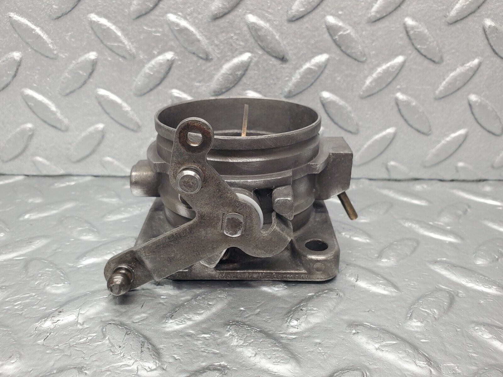 46324 Mercedes-Benz W123 230E Throttle Body Valve 0011402353