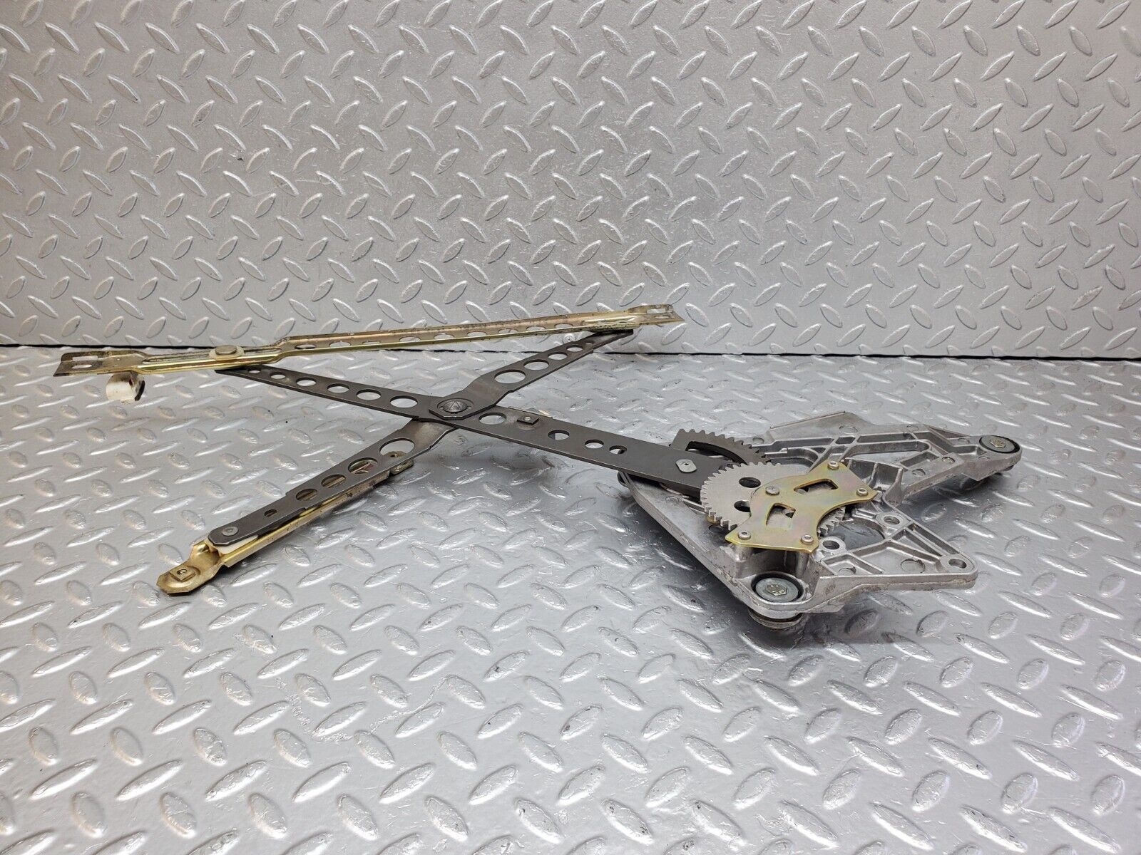 44412 Mercedes-Benz W123 280E Front Left Power Window Regulator 1237202746 1267250311