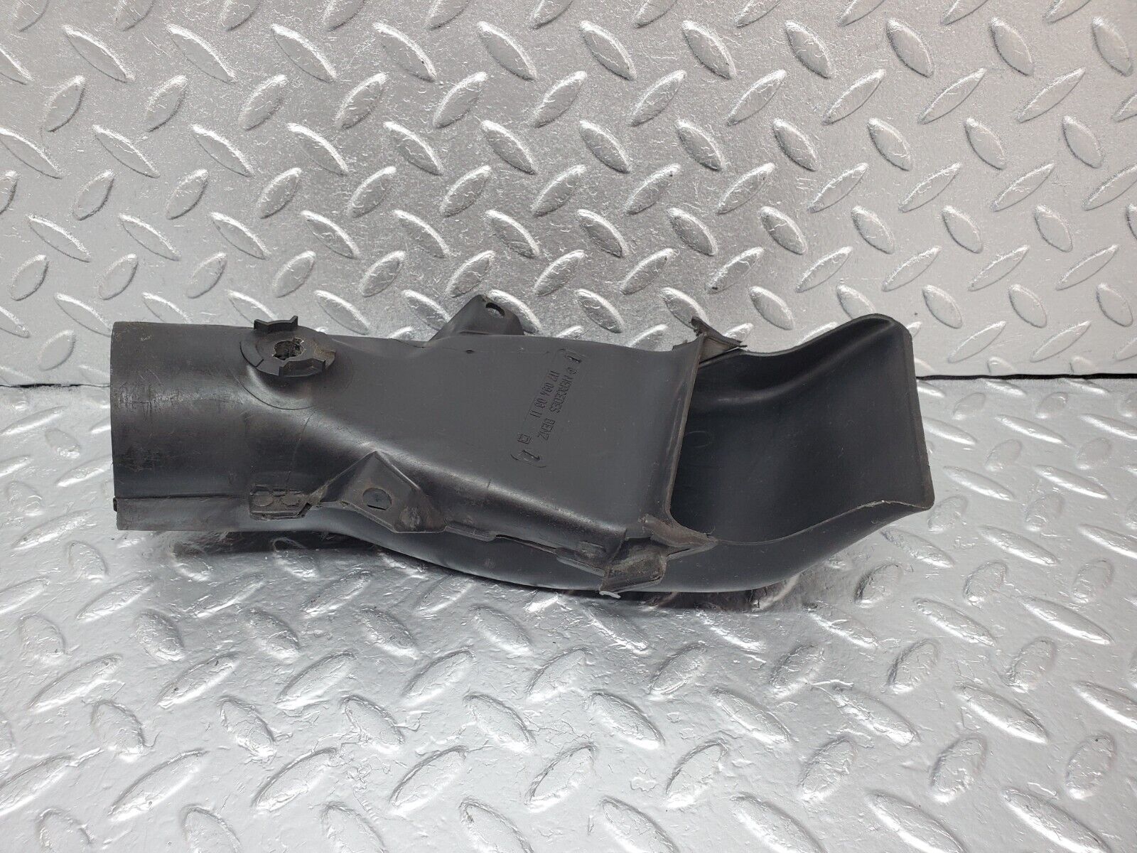 45570 Mercedes-Benz W126 420SE Air Intake Suction Pipe Right Side 1170940811