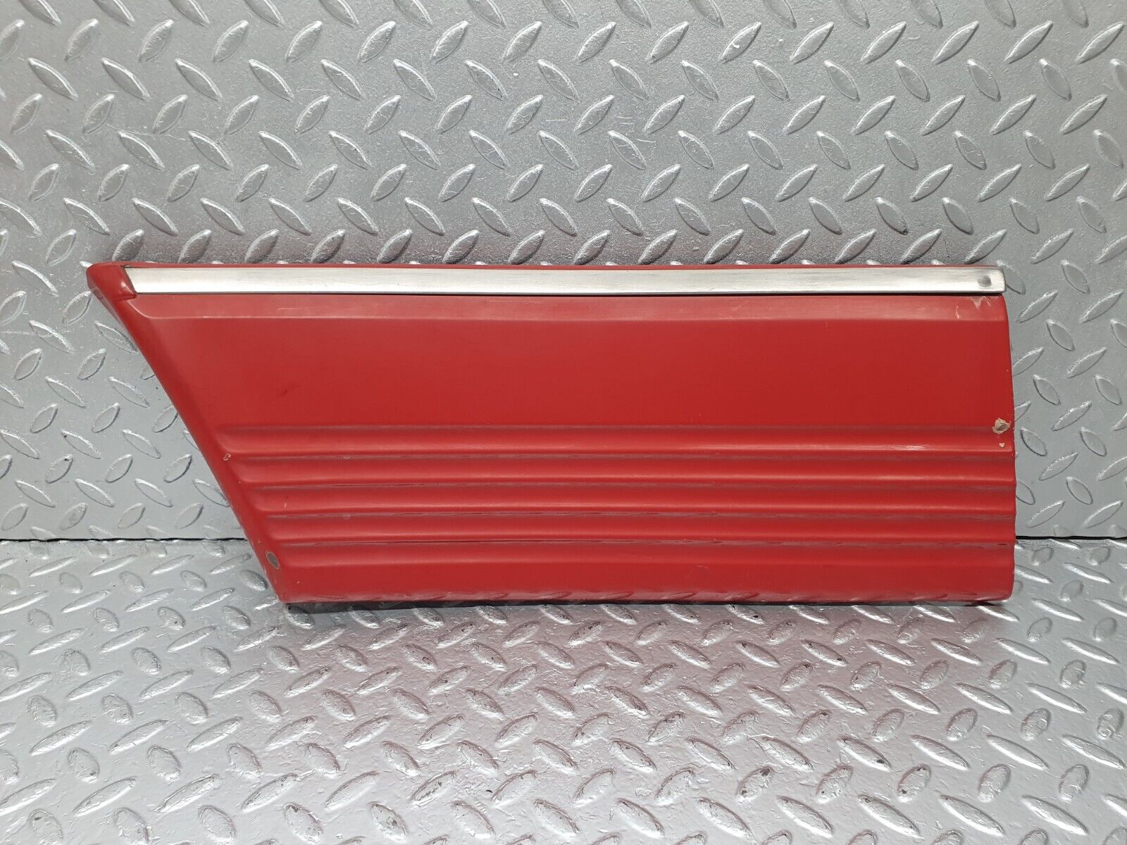 43489 Mercedes-Benz C126 380SEC Coupe Rear Right Fender Wing Lower Moulding Trim