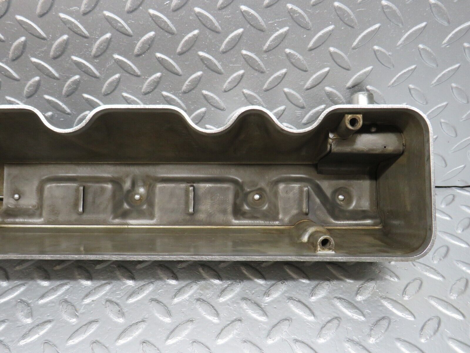 32981 Mercedes-Benz C107 R107 350 Cylinder Head Valve Cover Right 1160161905