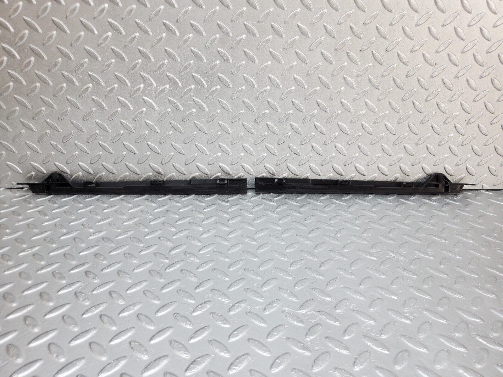 44676 Mercedes-Benz W124 220E Sunroof Frame Guide Rail 1247820131 1247820231