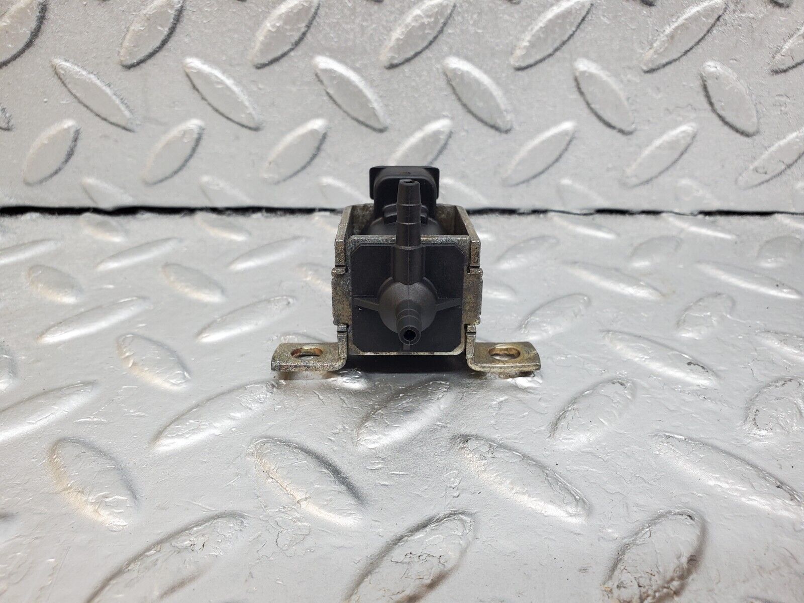 44707 Mercedes-Benz W124 220E Vacuum Solenoid Binder 0015408697