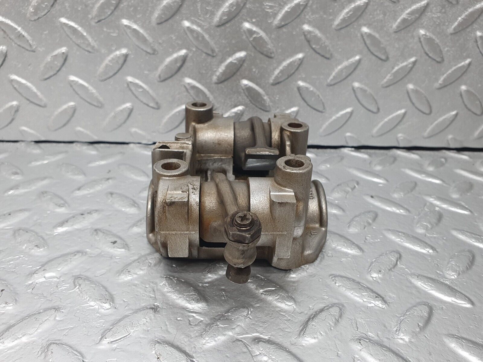 44010 Mercedes-Benz C123 230CE Rocker Arms Camshaft Bearing Block 1020512110