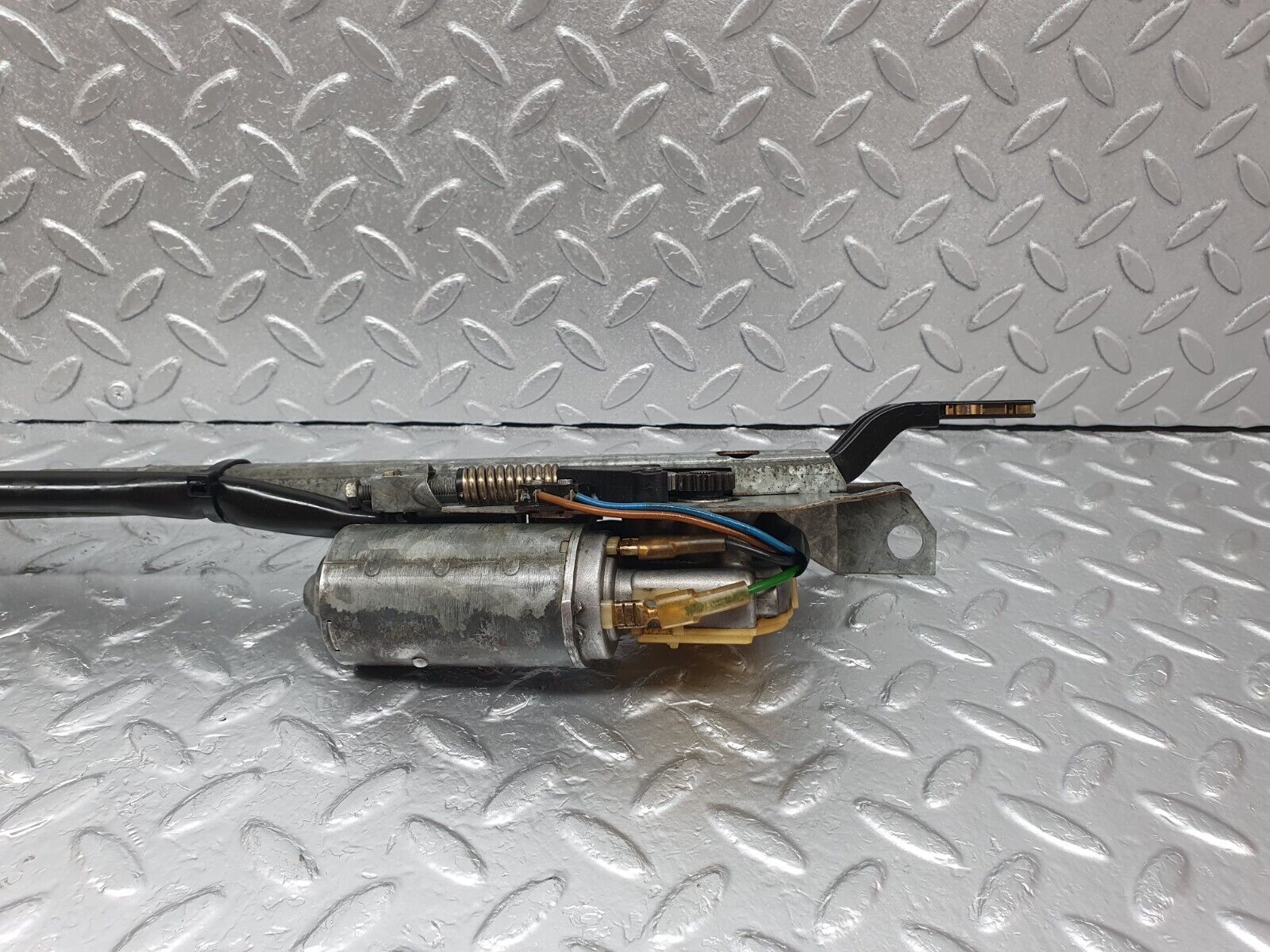 43749 Mercedes-Benz C126 380SEC Coupe Seat Belt Presenter Left 0008600082 0132004300 0008201915