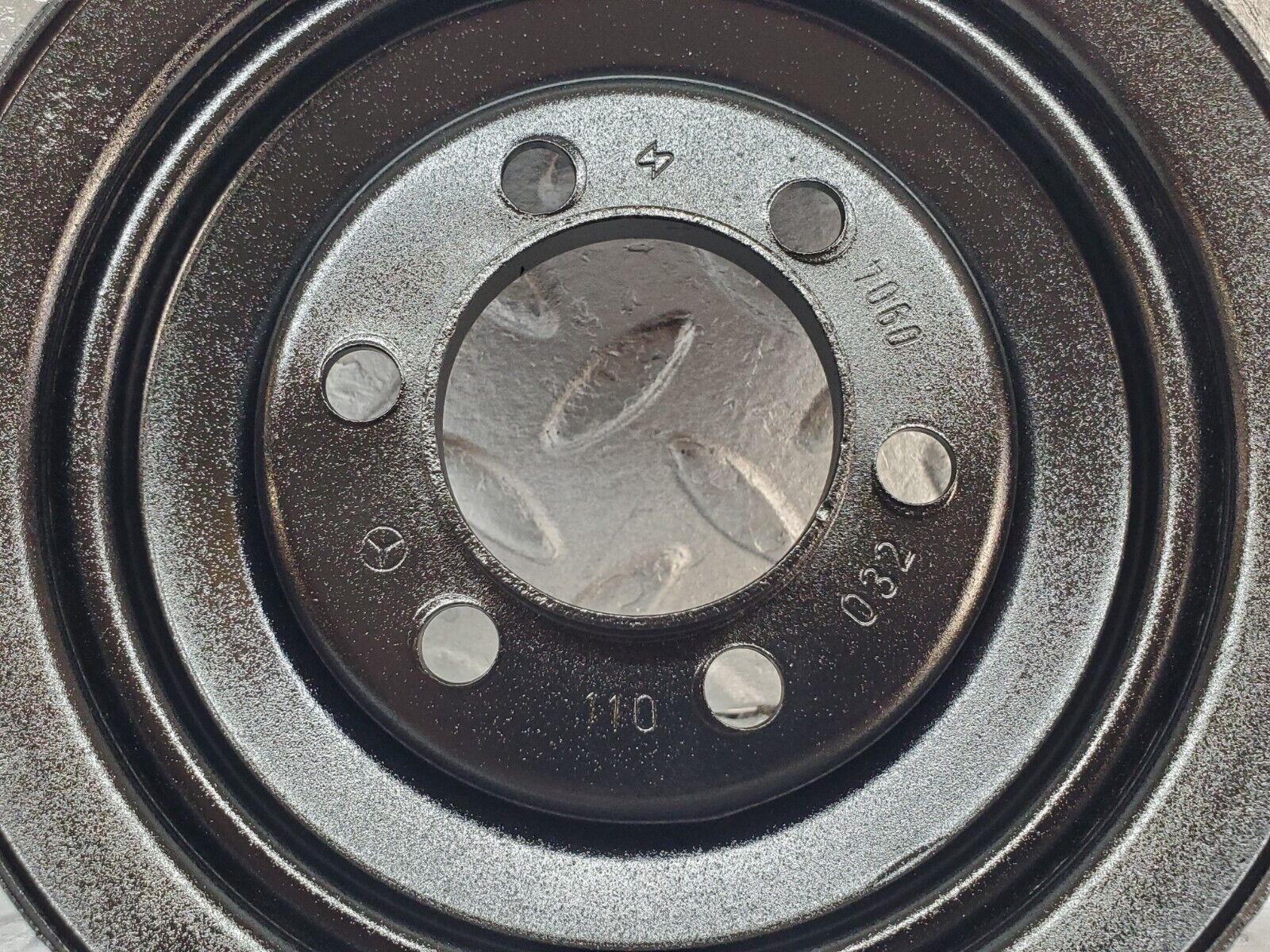 45421 Mercedes-Benz 280E M110.983 Crankshaft Pulley 1100320904