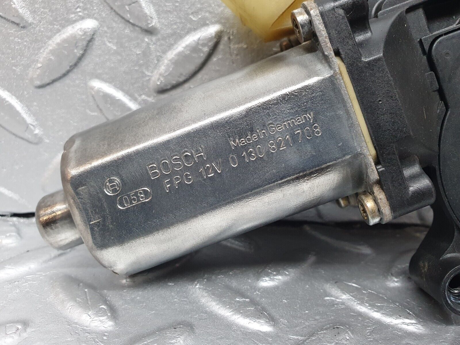 41911 Mercedes-Benz W202 C200 Window Regulator Motor Front Left Bosch 0130821703