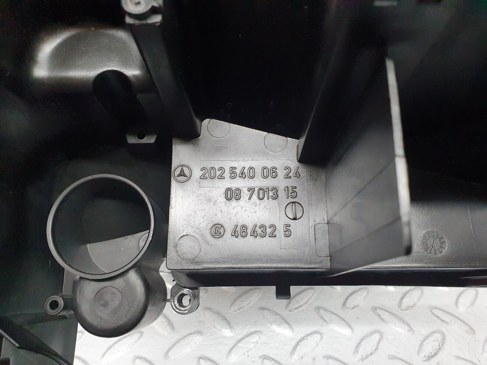 42094 Mercedes-Benz W202 C200 ECU Fuse Box Housing 2025400624 2025400682