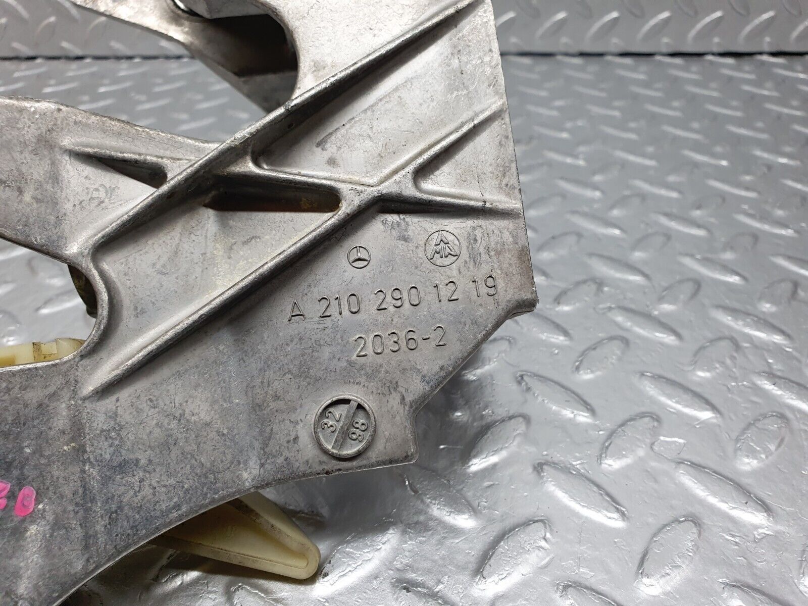 41968 Mercedes-Benz W202 C200 Brake Pedal Bracket 2102901219 1402921531