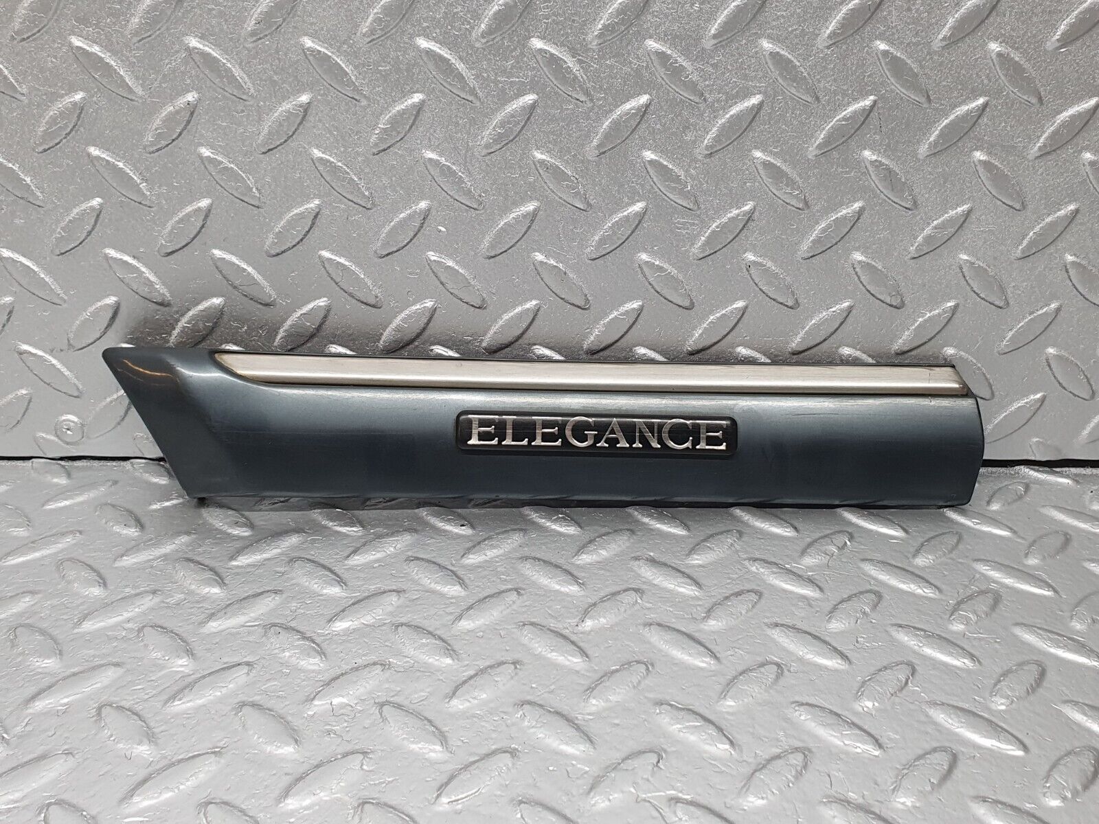 41803 Mercedes-Benz W202 C200 Front Left Fender Wing Centre Moulding 2026909162