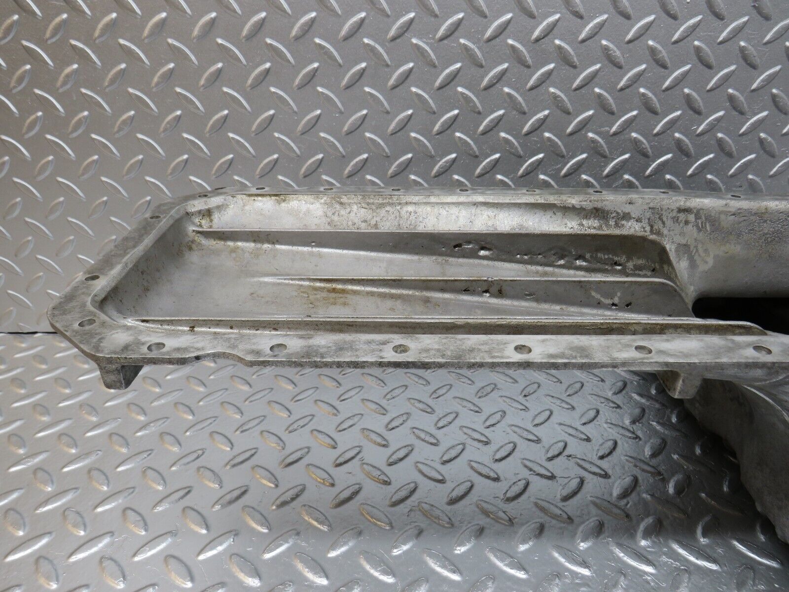 33044 Mercedes-Benz C107 R107 350 V8 Oil Pan Oil Sump 1160102913 1160140166