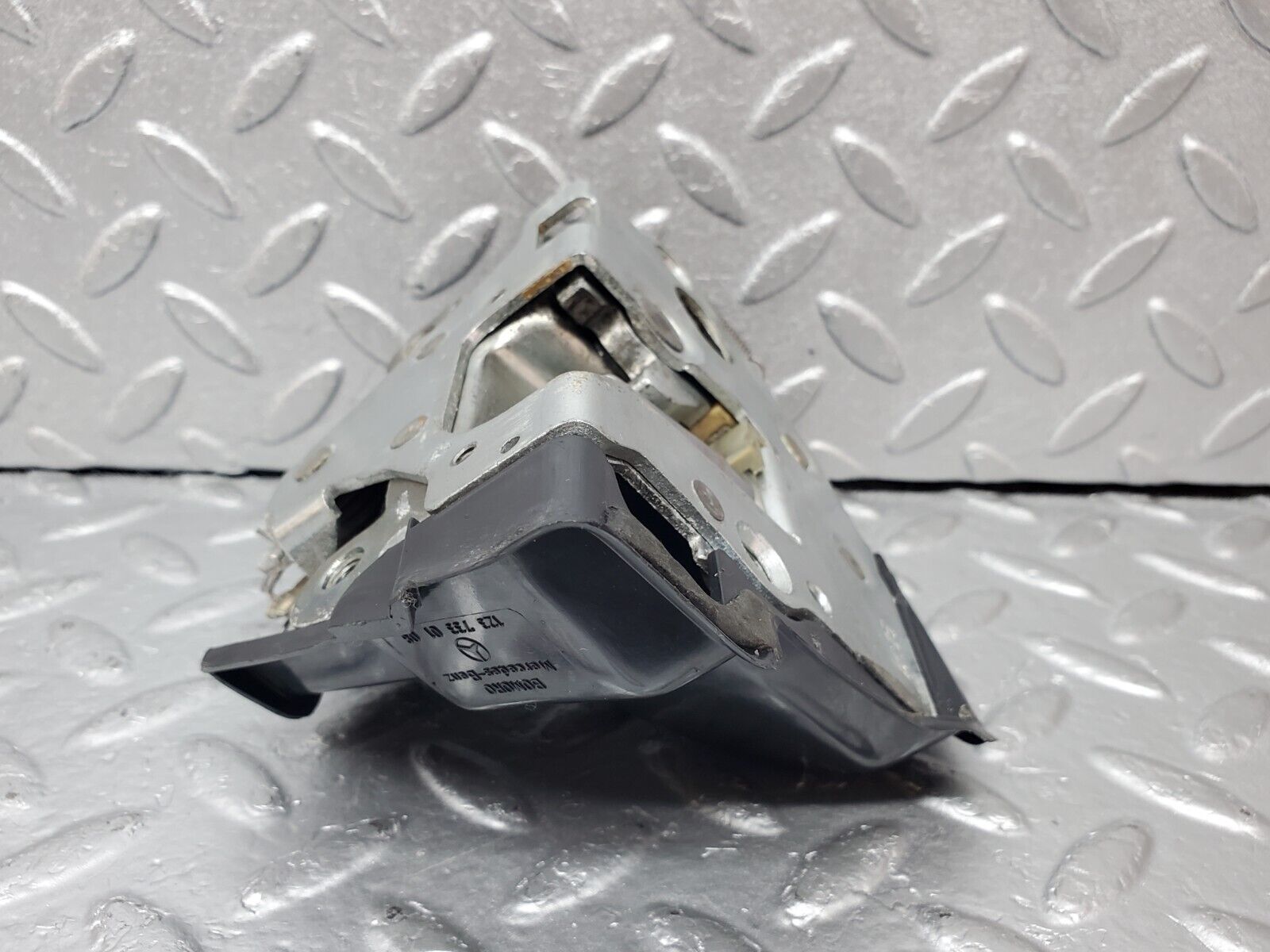 45623 Mercedes-Benz W126 420SE Rear Left Door Lock Mechanism 1237230108