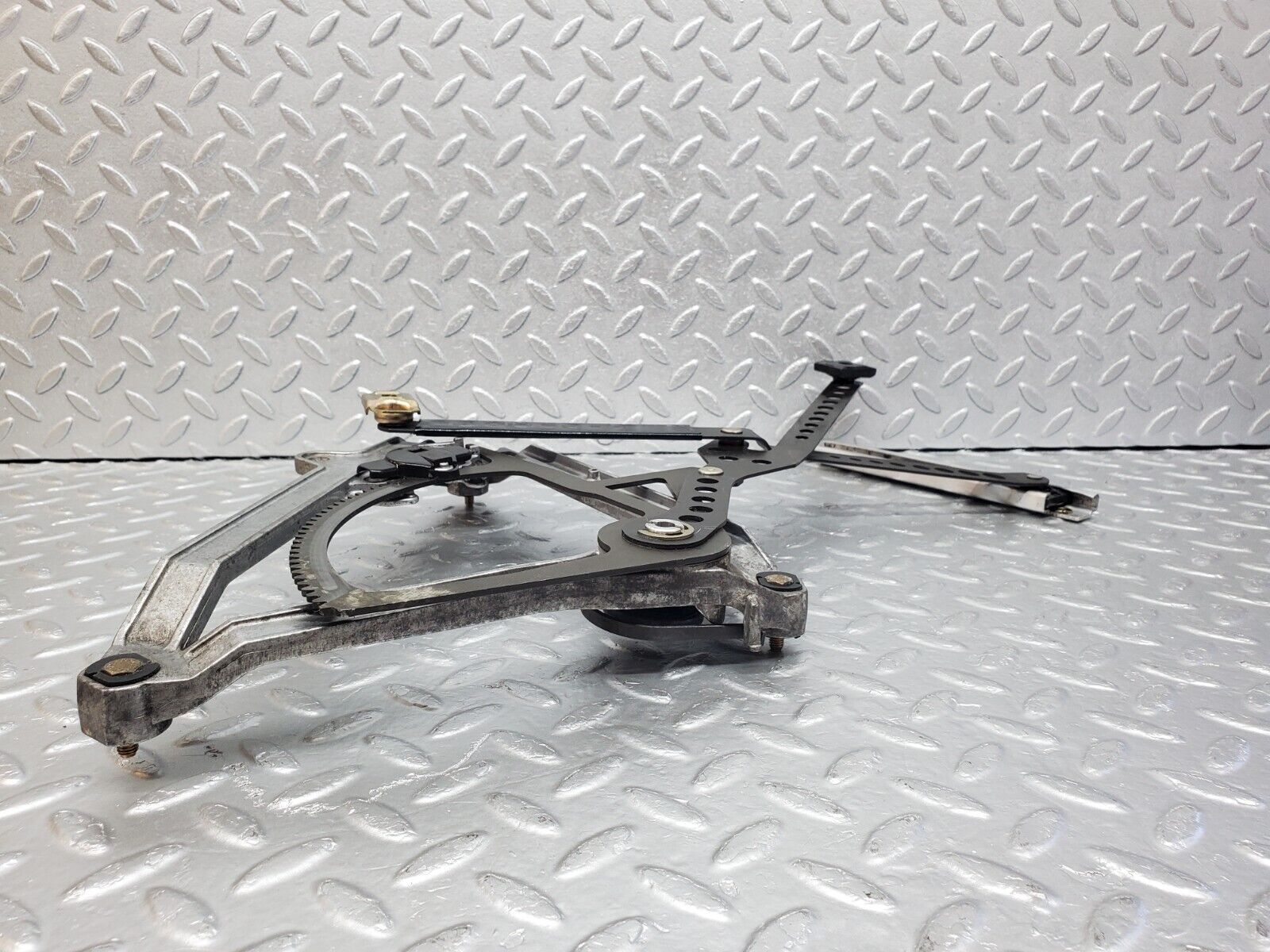 45714 Mercedes-Benz W126 420SE Front Right Power Window Regulator 13926