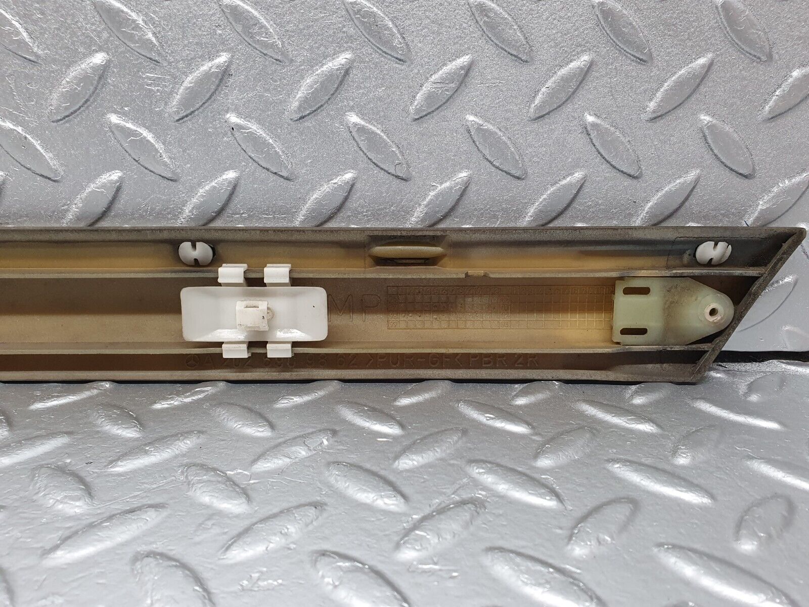 41806 Mercedes-Benz W202 C200 Rear Right Door Centre Moulding Trim 2026909862