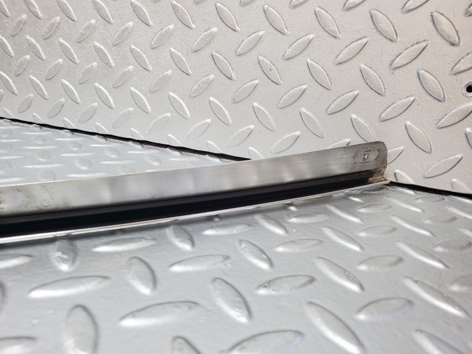 45996 Mercedes-Benz W126 420SE Roof Chrome Trim Left Side