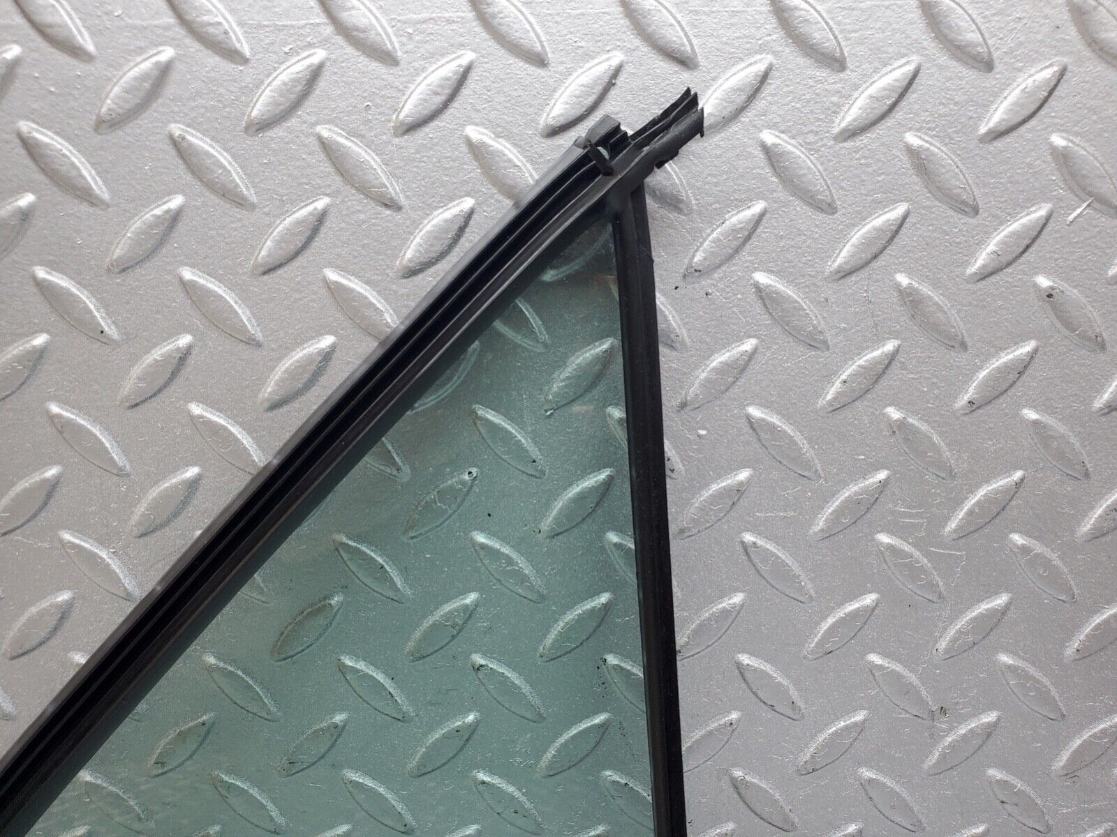 44635 Mercedes-Benz W124 220E Rear Left Quarter Window Glass 1247350524