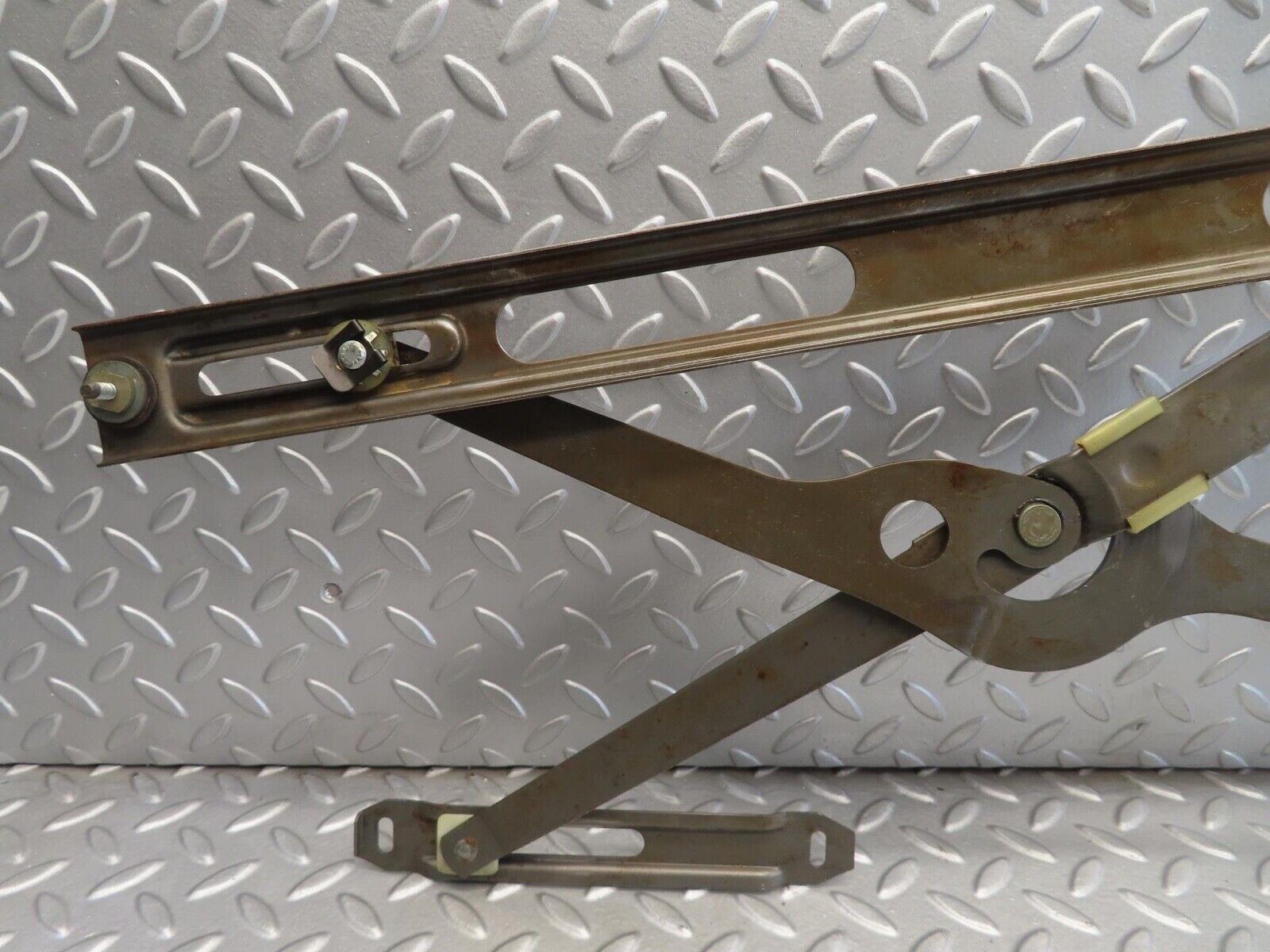 11752 Mercedes-Benz R107 450SL Front Right Power Window Regulator 1077200846