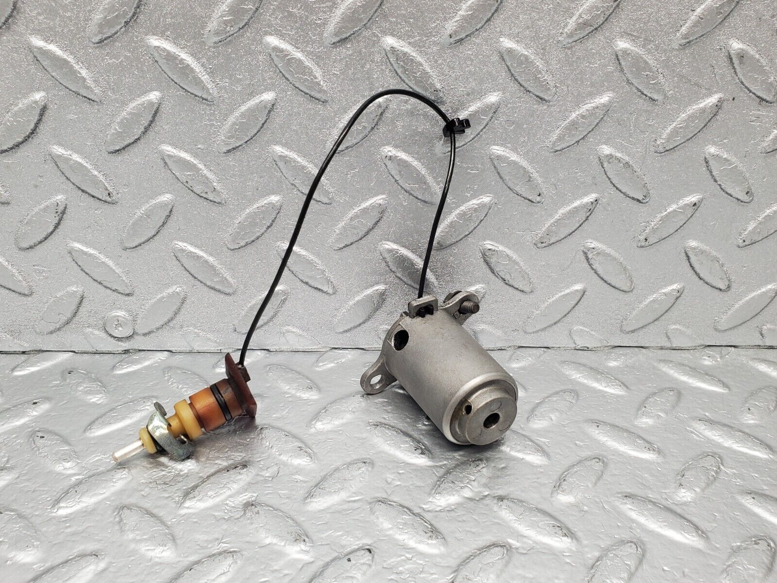 46276 Mercedes-Benz W126 420SE Oil Level Sensor Hella 1265420817