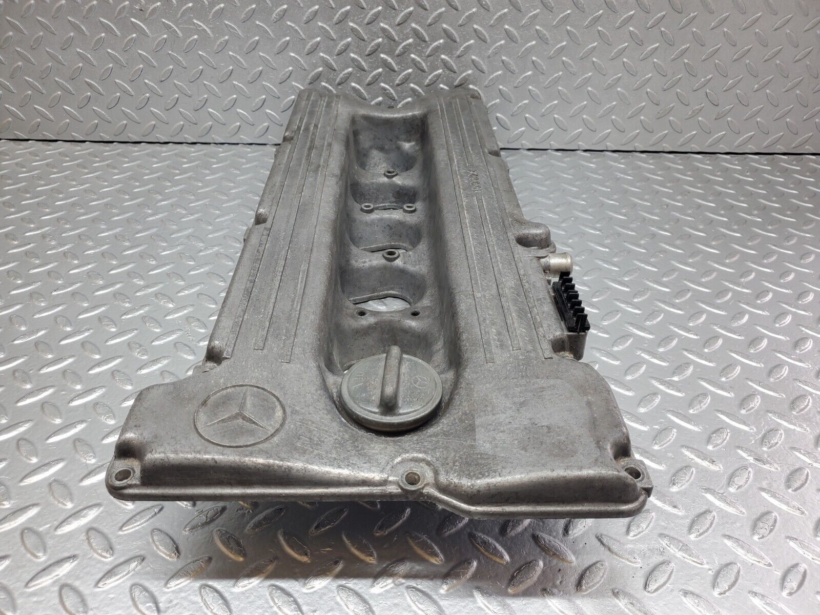 44306 Mercedes-Benz W123 280E Cylinder Head Valve Cover 1100160905