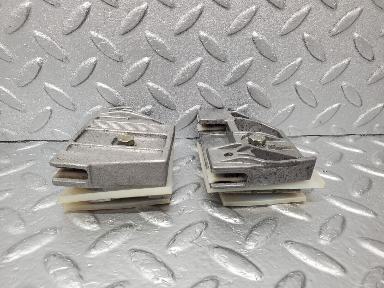 46954 Mercedes-Benz R129 320SL Coupe Door Window Guide Bracket 1247250332 1247250432